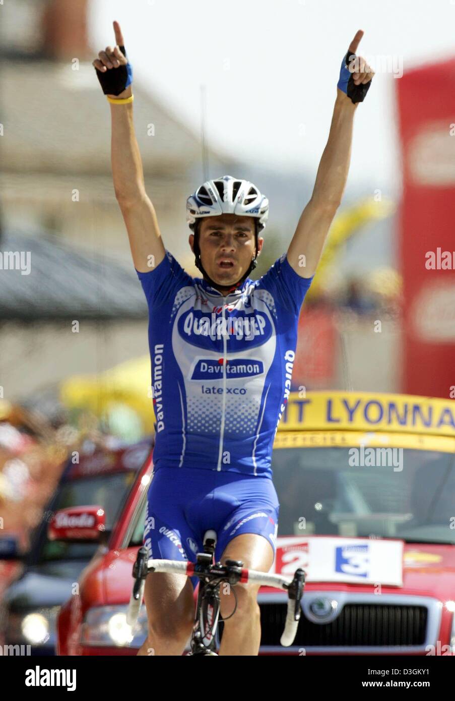 dpa French cyclist Richard Virenque of team Quick Step Davitamon raises his arms in triumph after winning the 10th stage of the Tour de France cycle race in Saint Flour France 14 July 2004