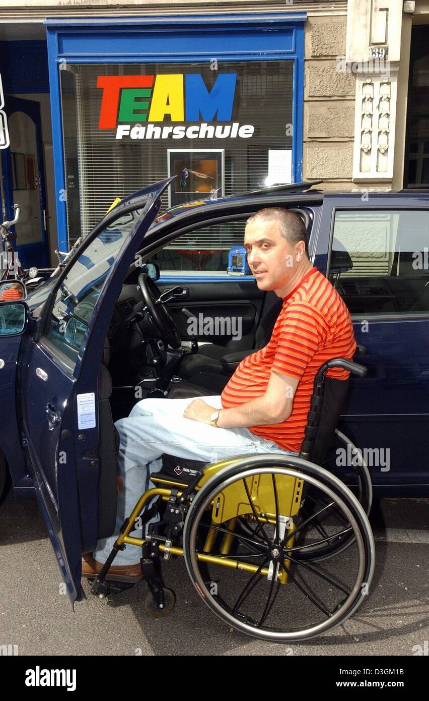 (dpa) Quadriplegic Andreas Putzger gets ready to sit in a car in
