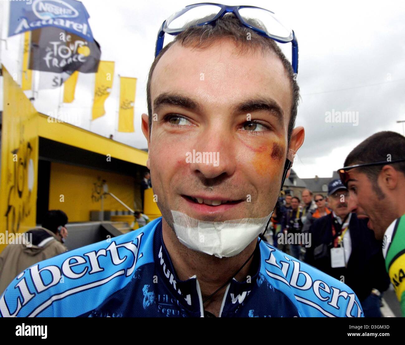 (dpa) - Spanish cyclist Angel Vicioso of Team Liberty Seguros smiles with a bruised face prior to the start of the eighth stage of the Tour de France in Lamballe, France, 11 July 2004. Vicioso suffered several bruises from his falls during the previous stages of the tour. The eighth stage covered a distance of 168km from Lamballe to Quimper. Stock Photo