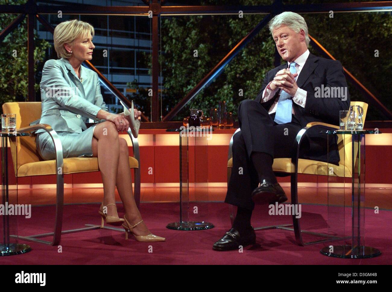 (dpa) - Former US President Bill Clinton (R) gestures as he speaks ...