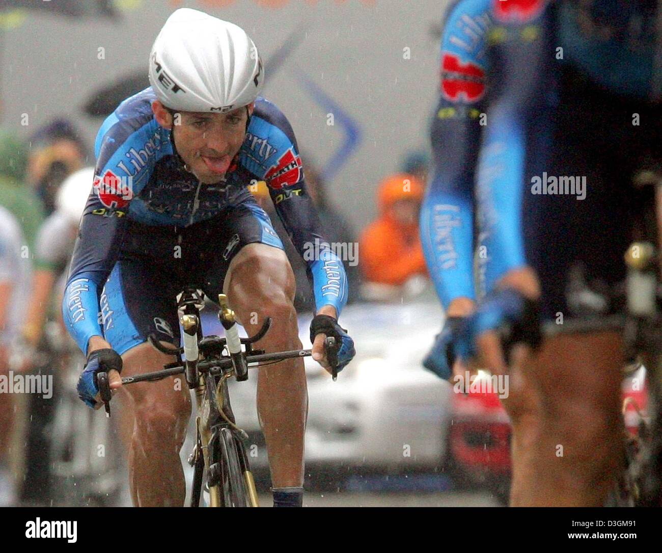 (dpa) - Team Liberty Seguros, led by Spanish cyclist Roberto Heras, rides during the 64.5 km long fourth stage of the Tour de France from Cambrai to Arras, France, 7 July 2004. Heavy rains throughout the stage caused many crashes and defects. The team finished in 7th place. Stock Photo