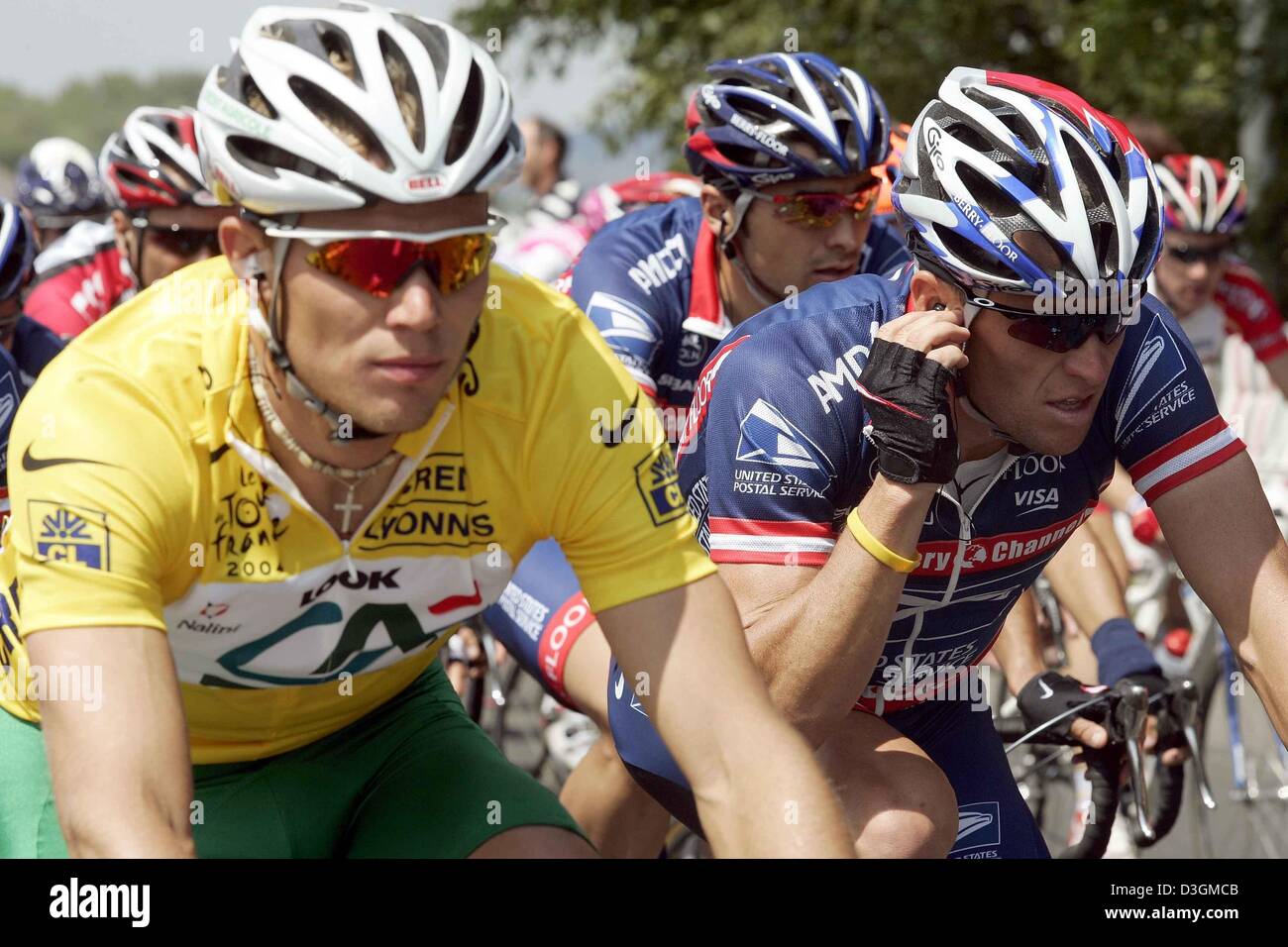 (dpa) - Norwegian cyclist Thor Hushovd of team Credit Agricole, who wears the yellow jersey of the overall leader, rides next to five time Tour winner Lance Arnstrong from the USA during the third stage of the Tour de France near Waterloo, Belgium, 6 July 2004. The third and 210km long stage of the 91st Tour de France cycling race took the cyclists from Waterloo to Wasquehal, Franc Stock Photo