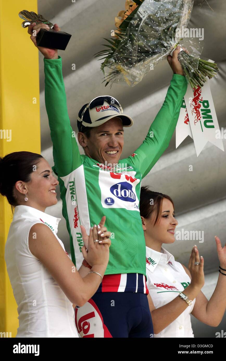 (dpa) - Australian cyclist Robbie McEwen of team Lotto-Domo celebrates after the end of the third stage of the Tour de France in Wasquehal, France, 6 July 2004. The third and 210km long stage of the 91st Tour de France cycling race took the cyclists from Waterloo, Belgium, to Wasquehal, France. McEwen defended the green jersey of the best sprinter and also took possesion of the yel Stock Photo