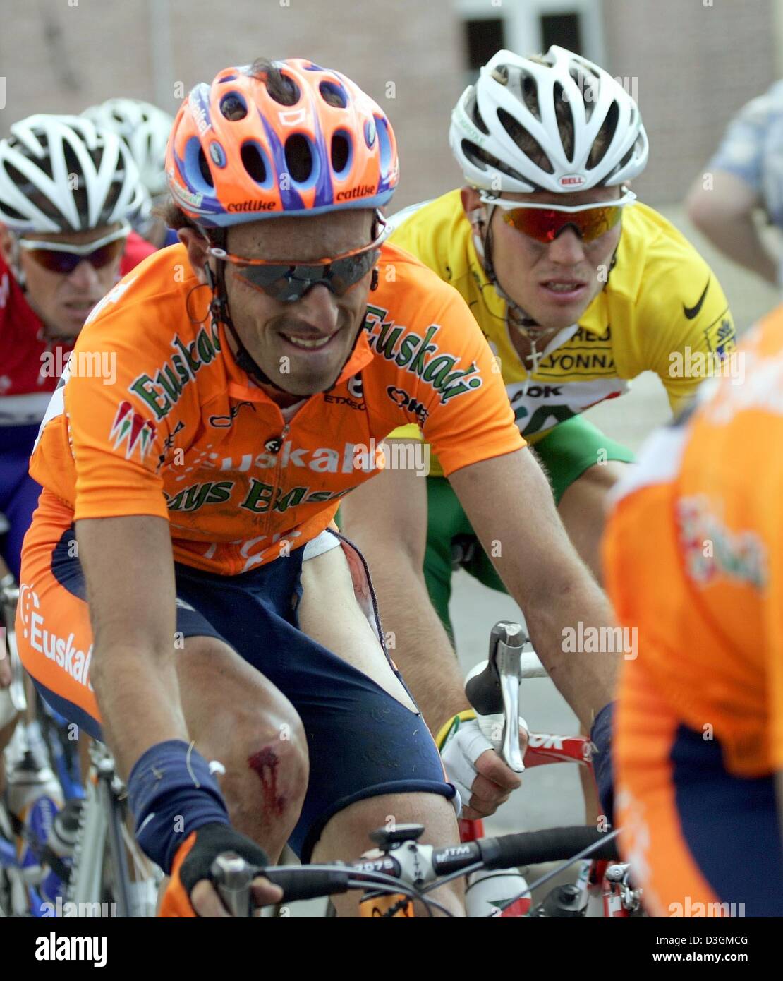 dpa) - Spanish cyclist Iban Mayo (L) of team Euskaltel-Euskadi and  Norwegian cyclist Thor Hushovd of team Credit Agricole, who wears the yellow  jersey of the overall leader, struggle after a crash