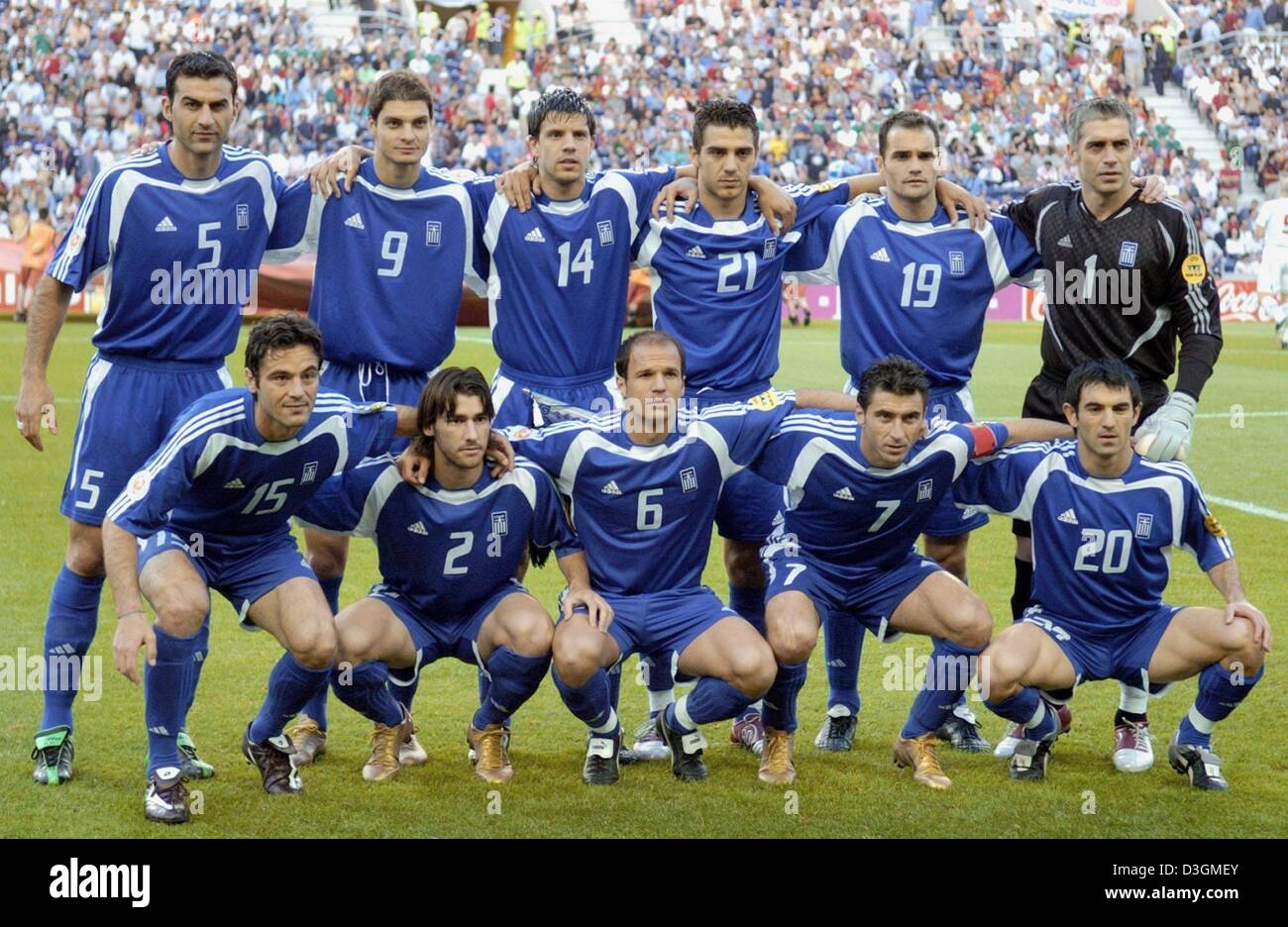 (dpa) - The players of the Greek national soccer team stand together for a group picture ahead of the Soccer Euro 2004 semifinal opposing Greece and the Czech Republic in Porto, Portugal, 01 July 2004.  (From L, back)  Traianos Dellas, Angelos Charisteas, Panagiotis Fyssas, Konstantinos Katsouranis, Mihalis Kapsis, Antonios Nikopolidis. (From L, front) Zisis Vryzas, Georgios Seitar Stock Photo