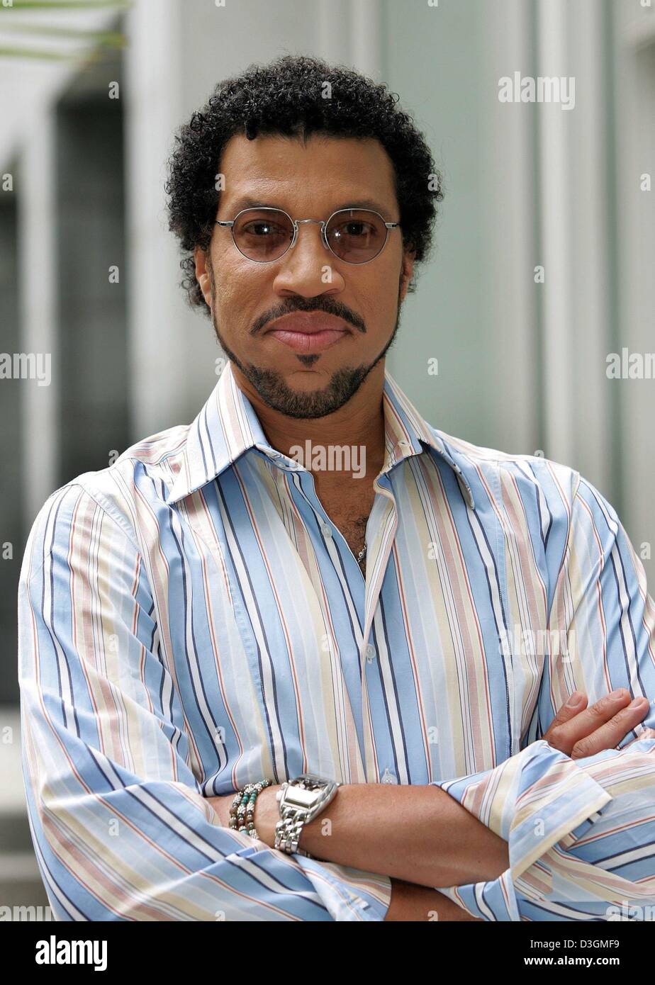 (dpa) - US singer Lionel Richie smiles as he poses in the garden of the exclusive 'Four Seasons' hotel in Berlin, 01 July 2004 Stock Photo