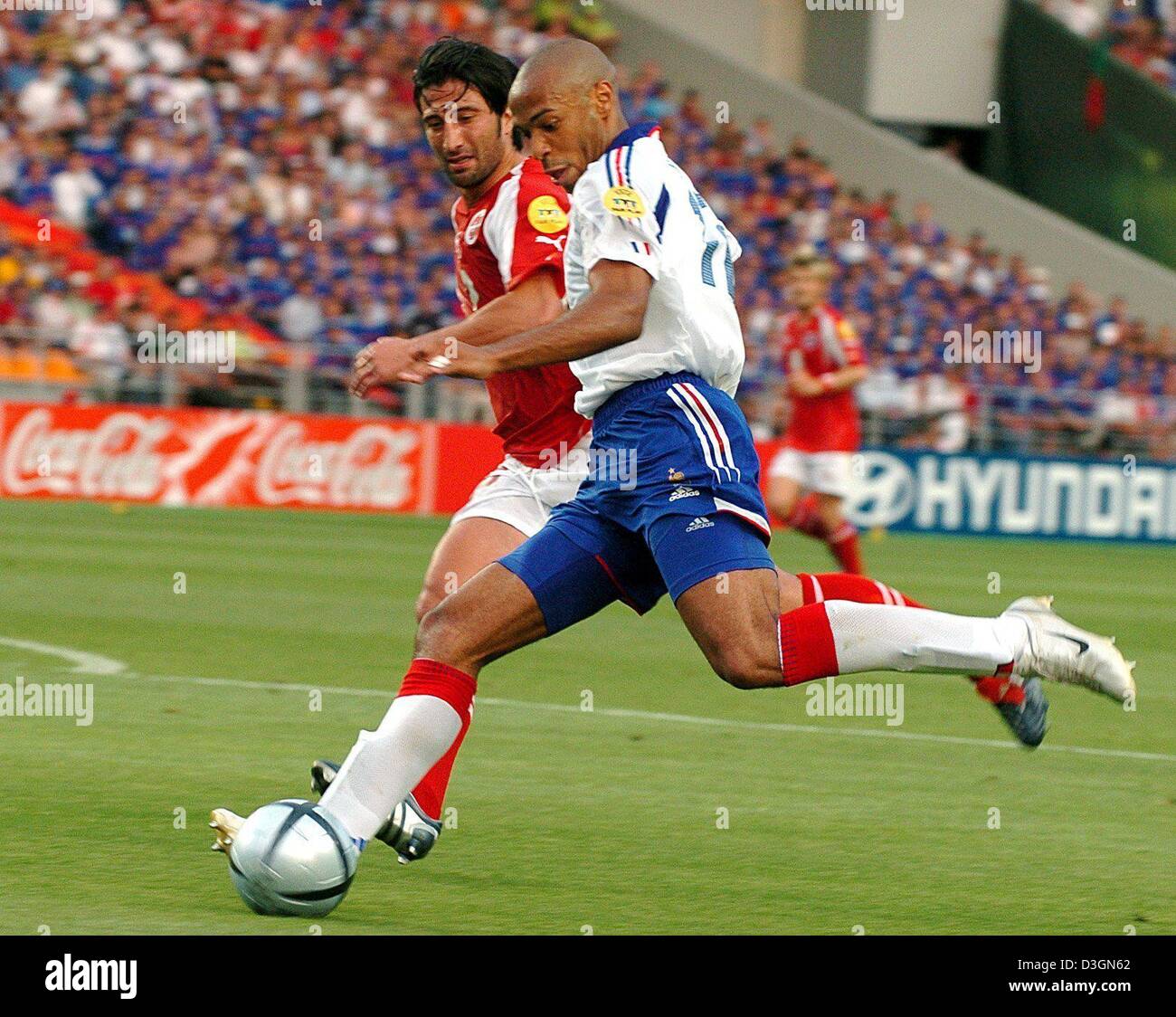 Thierry henry france 2004 hi-res stock photography and images - Alamy