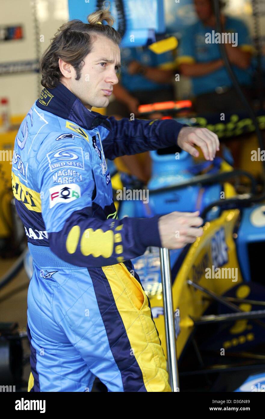 dpa) - Italian formula one pilot Jarno Trulli of Renault conducts  stretching exercises before the free trainining on the racetrack in  Indianapolis, USA, 19 June 2004 Stock Photo - Alamy