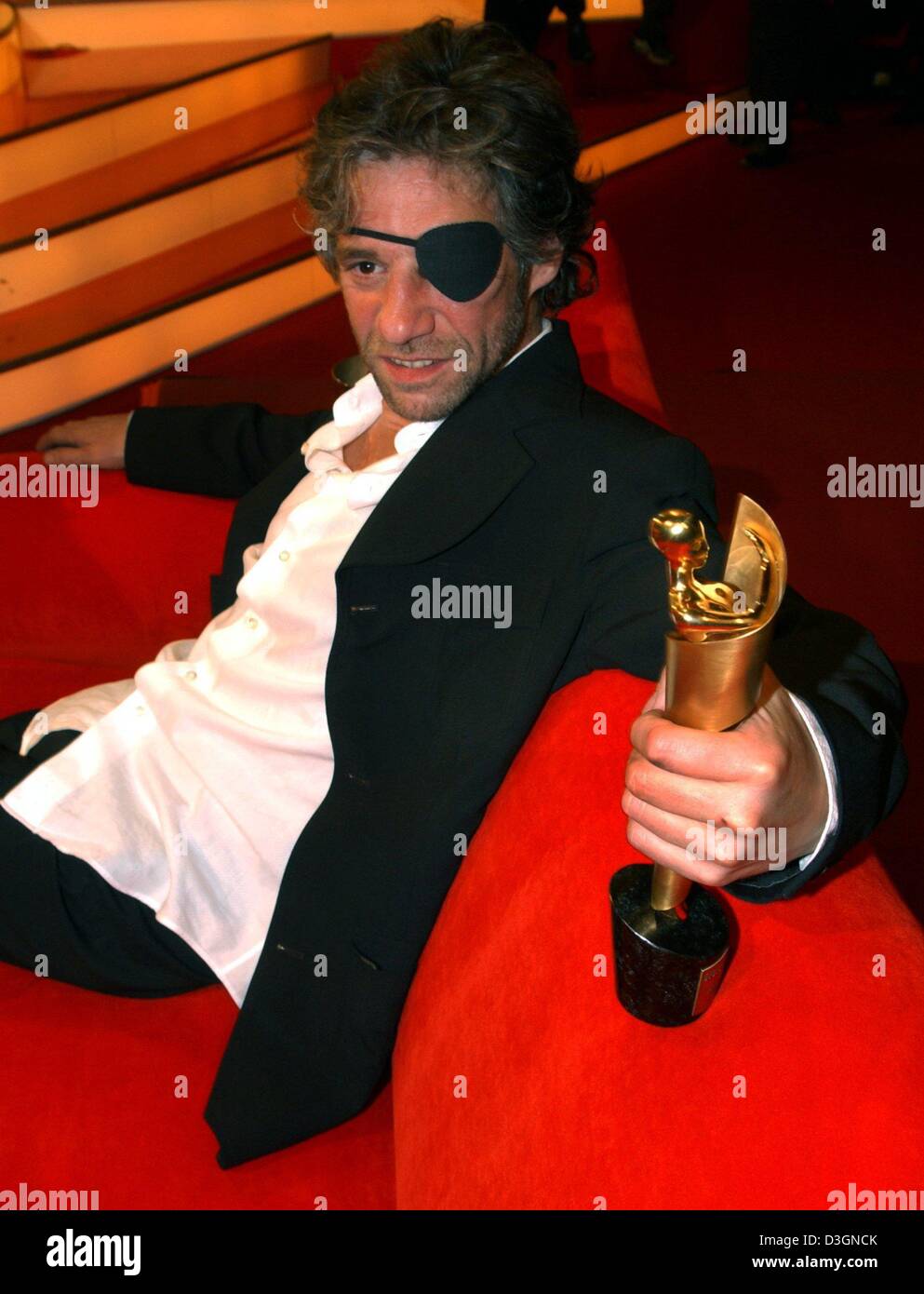 (dpa) - Actor Birol Uenel poses with his 'Lola' Award for Best Actor ...