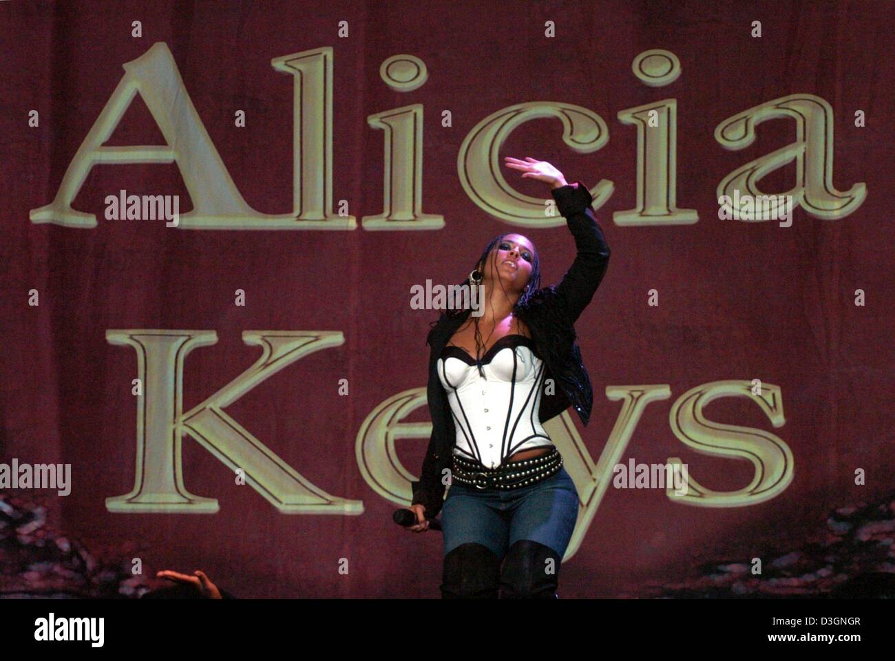 (dpa) - US singer Alicia Keys performs on stage at the Freilichtbuehne im Stadtpark in Hamburg, Germany, 15 June 2004. The 23-year-old R&B singer presented songs from her latest album 'The Diary of Alicia Keys' to 3,000 excited fans. Her European tour will lead her through Germany, Belgium, Italy, Switzerland, France, Spain, Norway, the Netherlands, Denmark, the UK and Ireland. Stock Photo