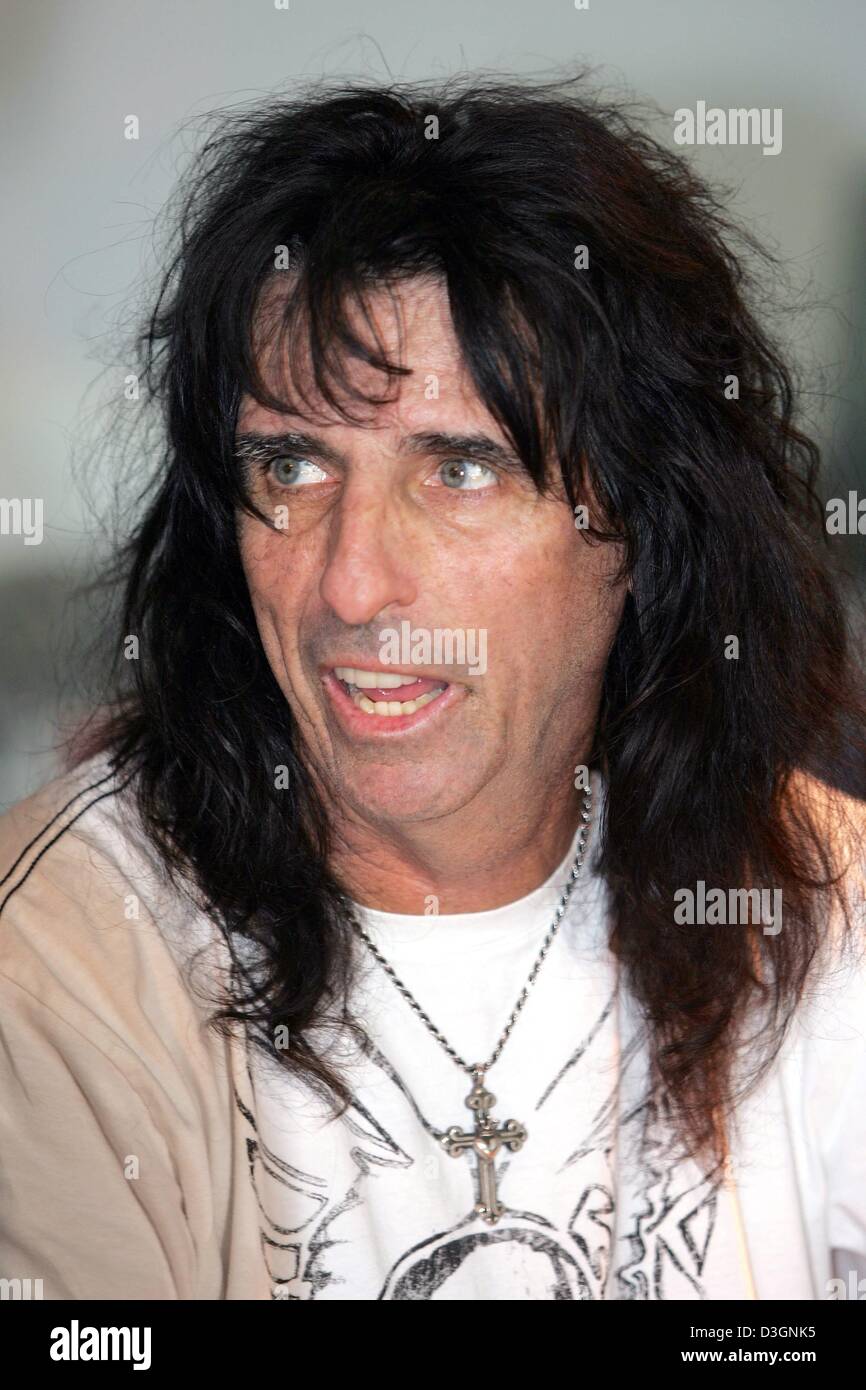 (dpa) - US Rockstar Alice Cooper during an autographing session at a music store in Dresden, Germany, 14 June 2004. The famous rockstar who became famous in the 1970s for his flashy outfits and excessive stage shows was in town for a concert the following day. Stock Photo