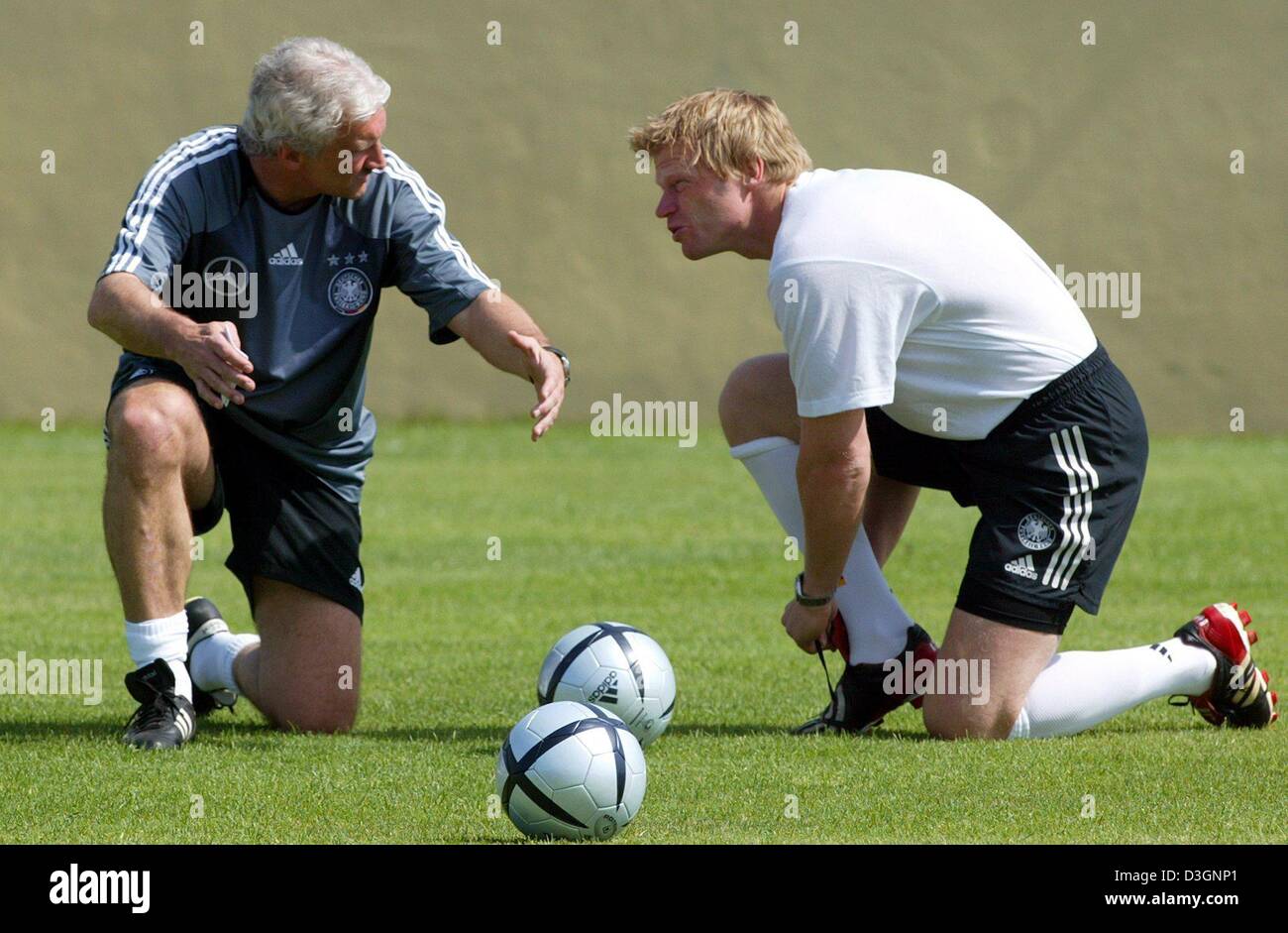 (dpa) German soccer coach Rudi Voeller (L) talks to goalkeeper Oliver Kahn during a training