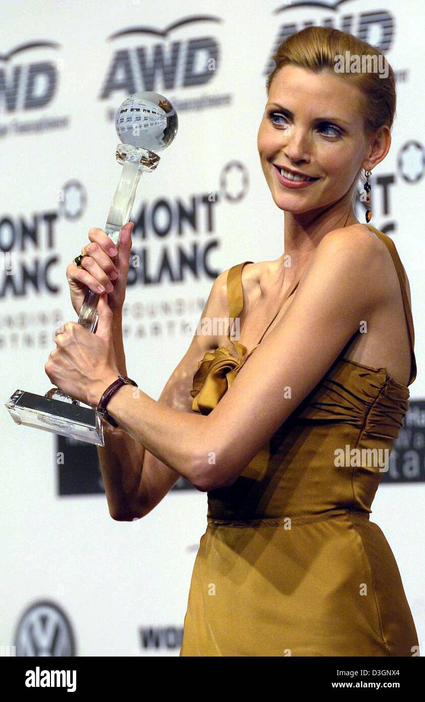 (dpa) - German top model Nadja Auermann smiles as she poses with the trophy of the first Women's World Award in her hand at the congress centre in Hamburg, Germany, 9 June 2004. Auermann received the award for her versatile talent as a model and promising actress. The award honours women who have made a significant contribution to world society. Stock Photo