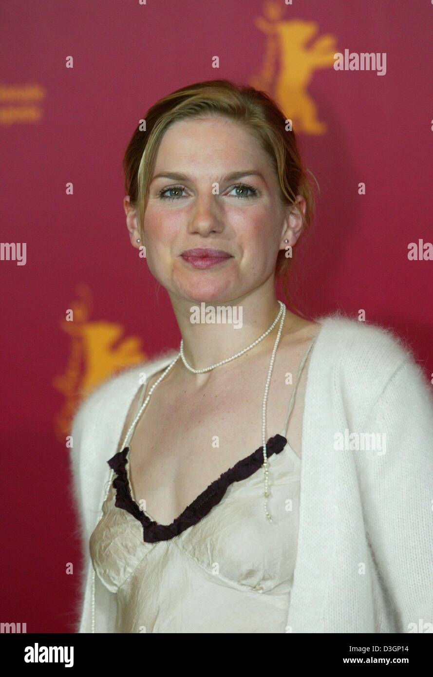 (dpa) - British actress Eva Birthistle smiles as she poses at a  press conference during the 54th Berlinale International Film Festival in Berlin, 13 February 2004. Birthistle presented her new film 'AFond Kiss' by British director Ken Loach. The film tells the love story between a young Catholic woman from Glasgow and the son of Muslim immigrants from Pakistan. Stock Photo
