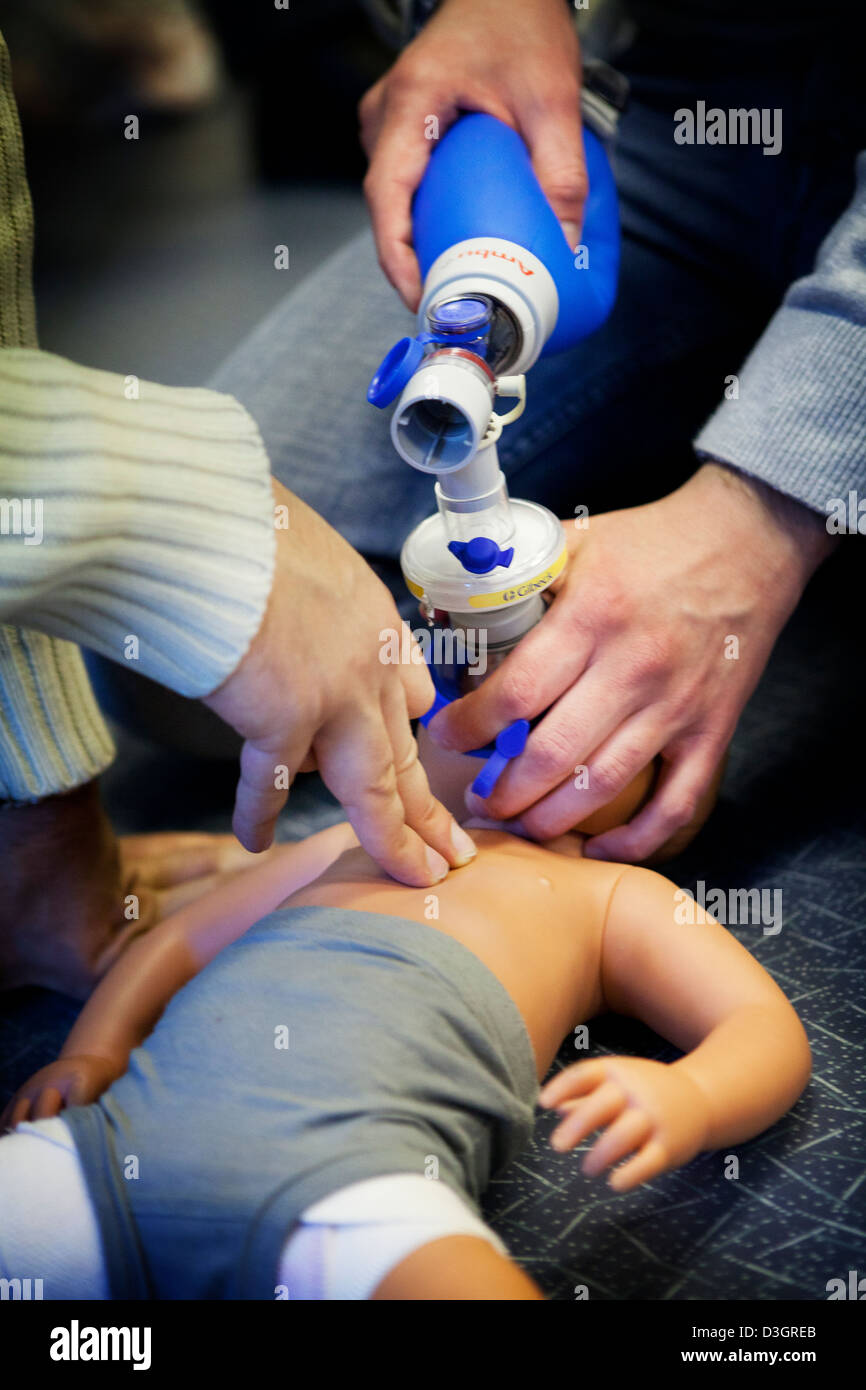 Children Using First Aid Children first aid lesson hi-res stock photography and images - Alamy