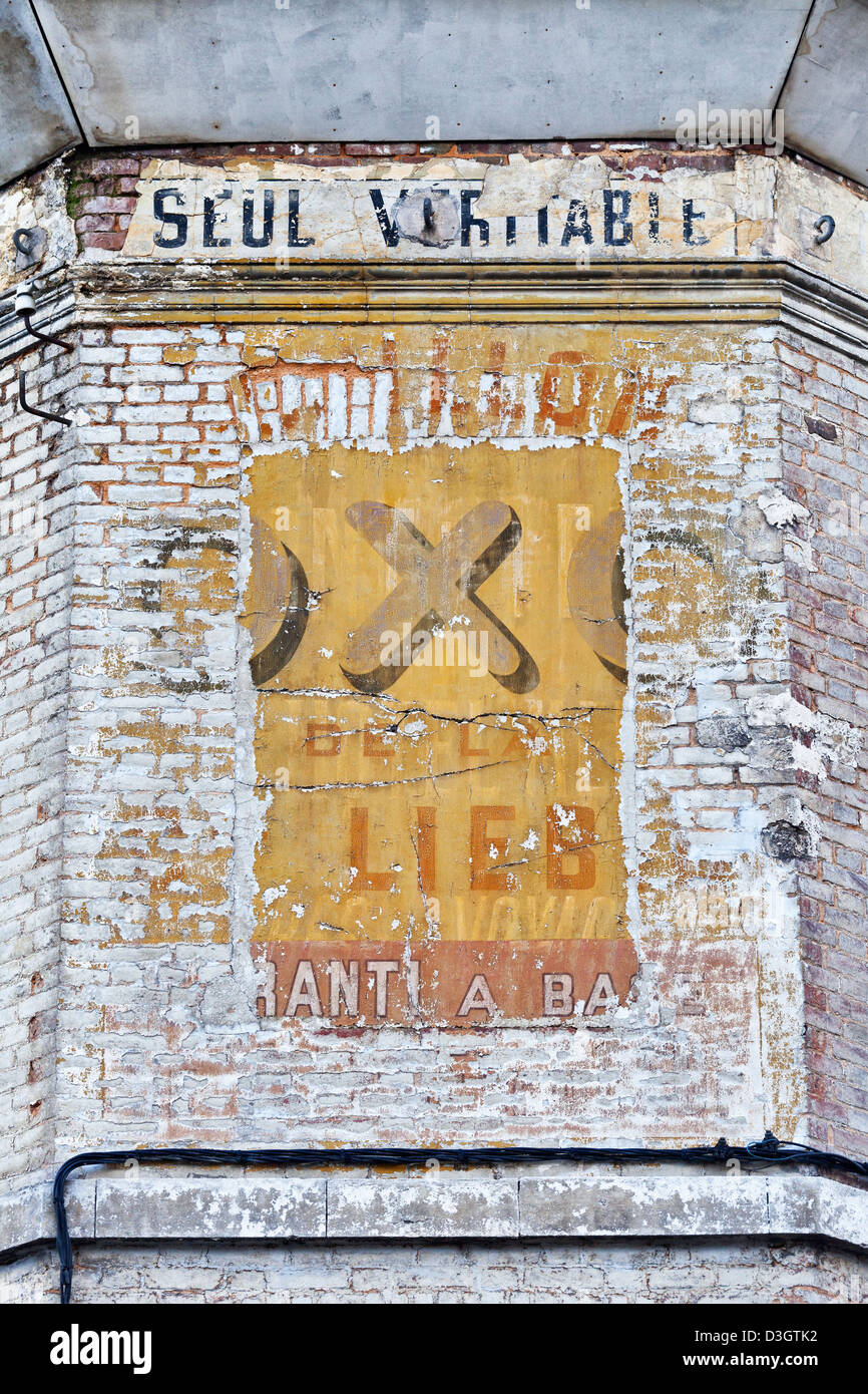 Old French Oxo advertisement on the side of a wall in Louviers, Upper Normandy, France Stock Photo
