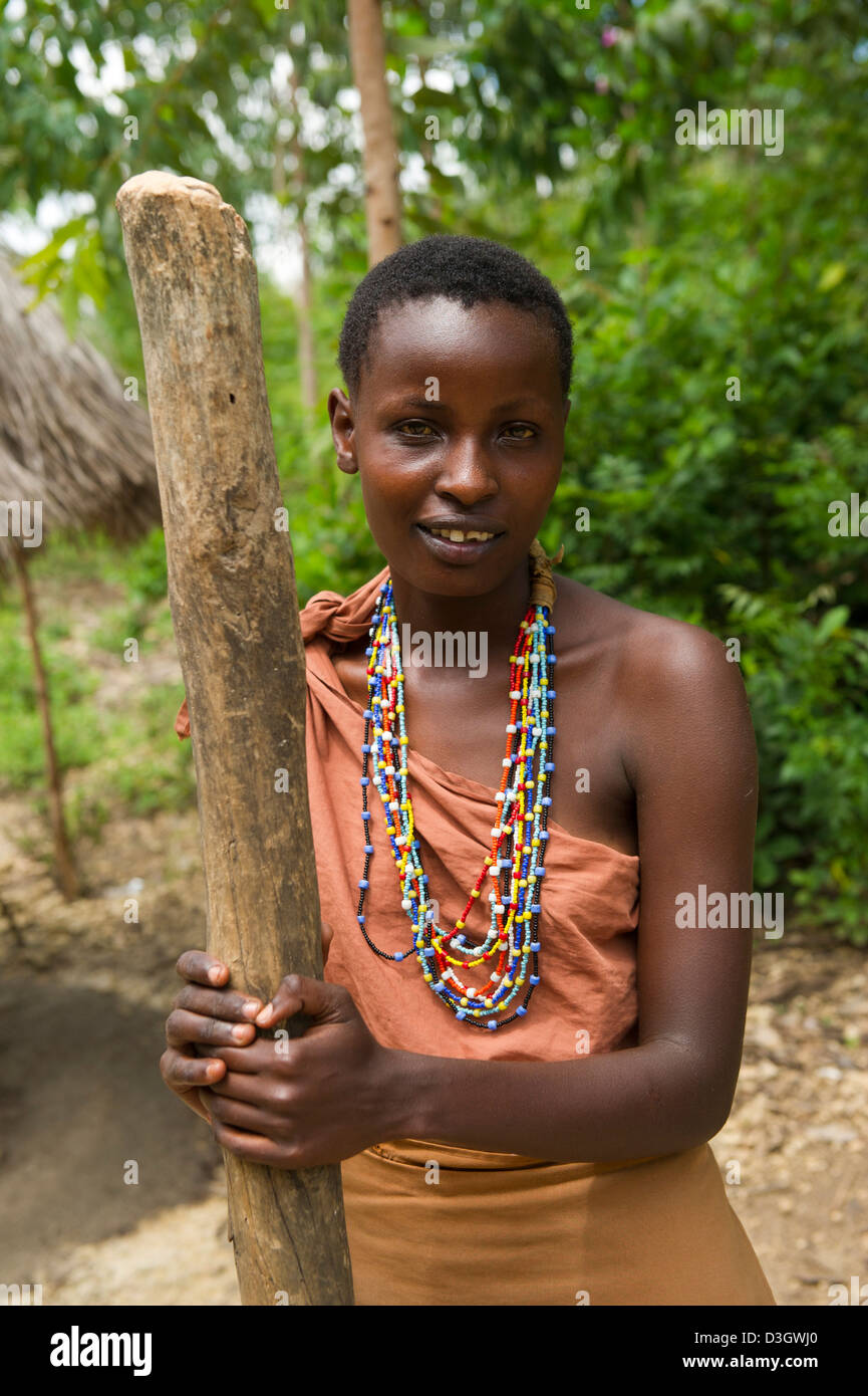 Kikuyu Woman Pounding Maize Ngomongo Village Kenya Stock Photo Alamy