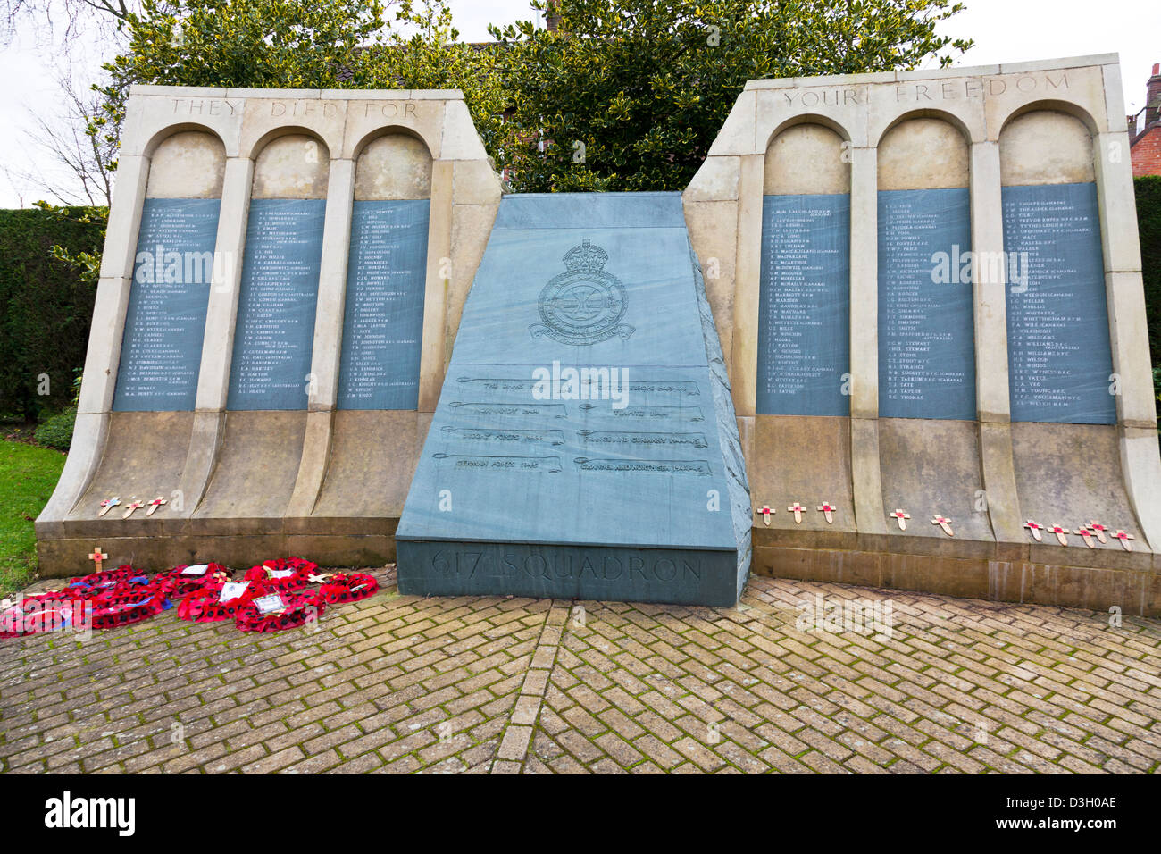 617 SQUADRON THE DAM BUSTERS MEMORIAL AT WOODHALL SPA IN LINCOLNSHIRE ENGLAND UK Stock Photo