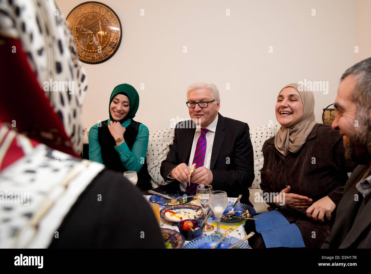 SPD parliamentary party leader Frank-Walter Steinmeier sits as a guest with German-Turkish student Filiz Topal (L-R), German-Morrocan Fatiha Chami and her husband Ali Matarie as part of the campaign 'Speisen fuer Waisen' (lit: food for orphans) in Berlin, Germany, 19 February 2013. During the campaign Islamic Relief Germany, Muslims and non-Muslims are invited to dinner and encouraged to make donations for orphans in need. Photo: JOERG CARSTENSEN Stock Photo