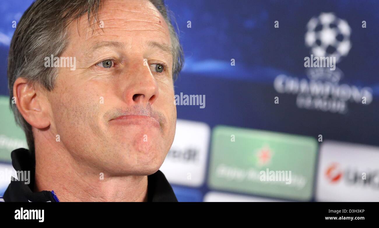 Schalke's head coach Jens Keller (C) talks to his ream during a press conference at the Ali Sami Yen Spor Kompleksi Stadium before the Champions League match between FC Schalke 04 and Galatasaray Istanbul on 20 February in Istanbul, Turkey, 19 February 2013. Photo: Friso Gentsch Stock Photo