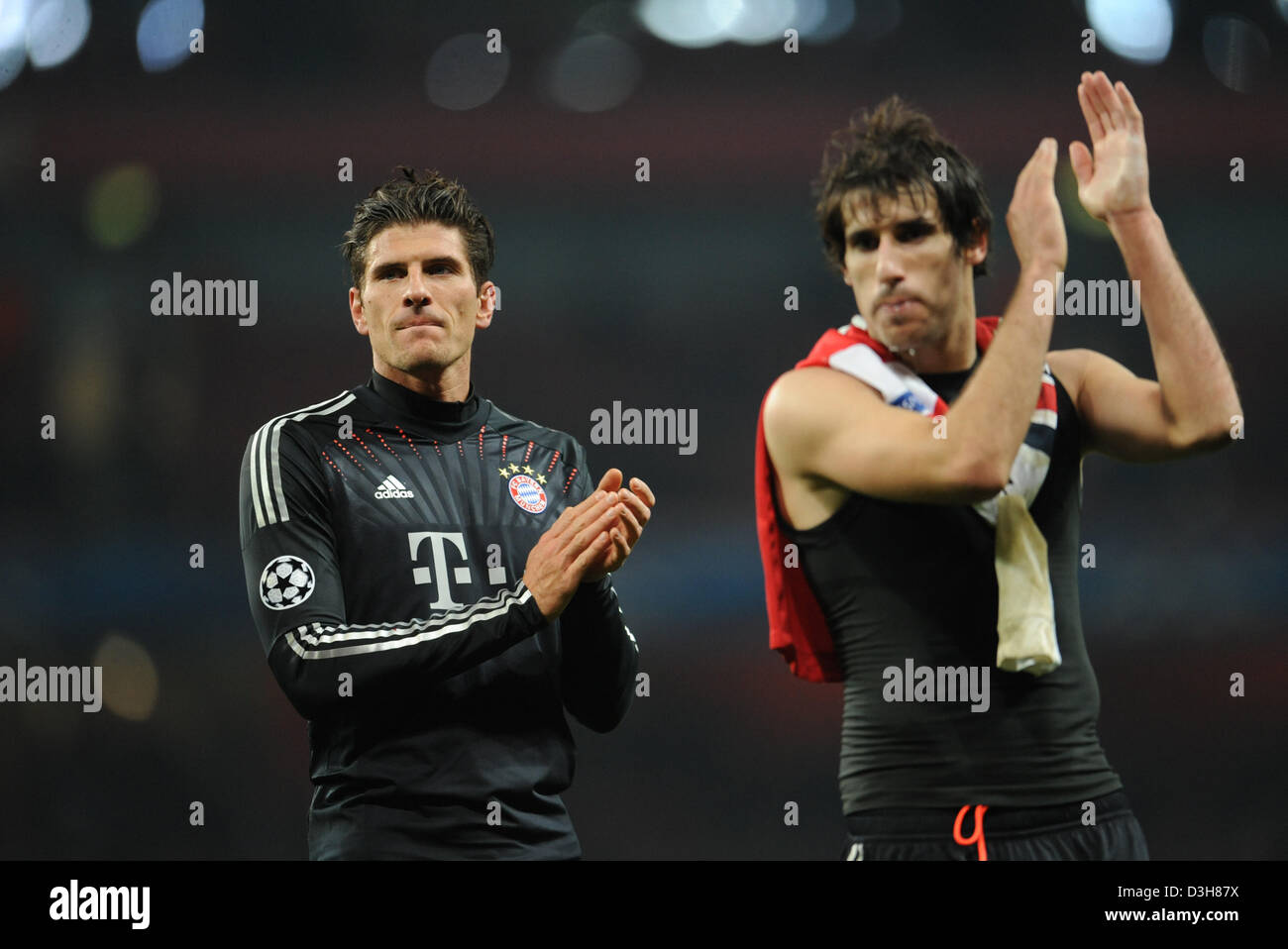 Munich's Mario Gomez and Javi Martinez applaud the fans after the Champions League round of 16 first leg soccer match between Arsenal FC and FC Bayern Munich at Emirates Stadium in London, England, 19 February 2013. Photo: Andreas Gebert/dpa +++(c) dpa - Bildfunk+++ Stock Photo