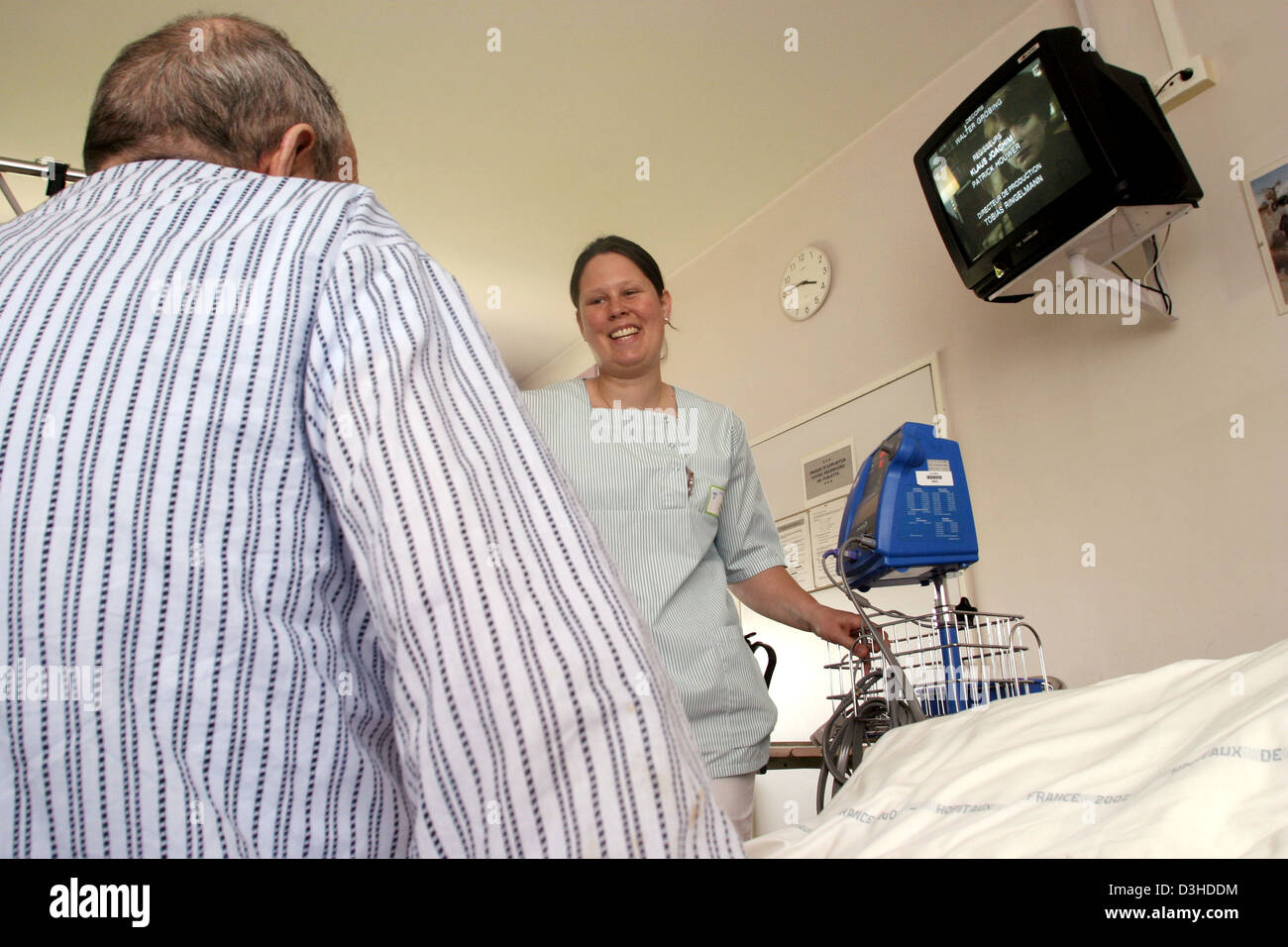 STUDENT NURSE DISPENSING CARE Stock Photo Alamy