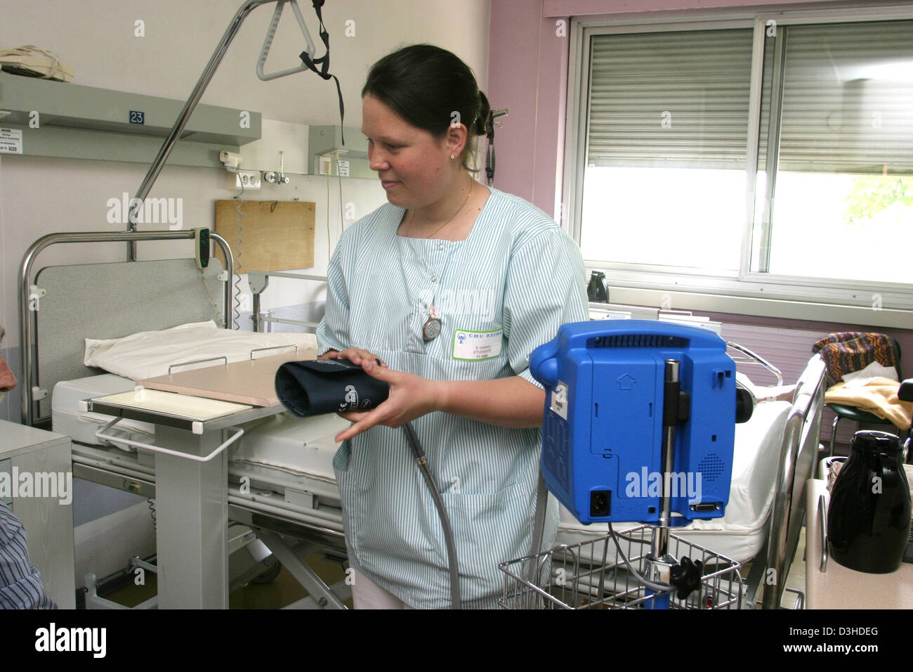 STUDENT NURSE DISPENSING CARE Stock Photo Alamy