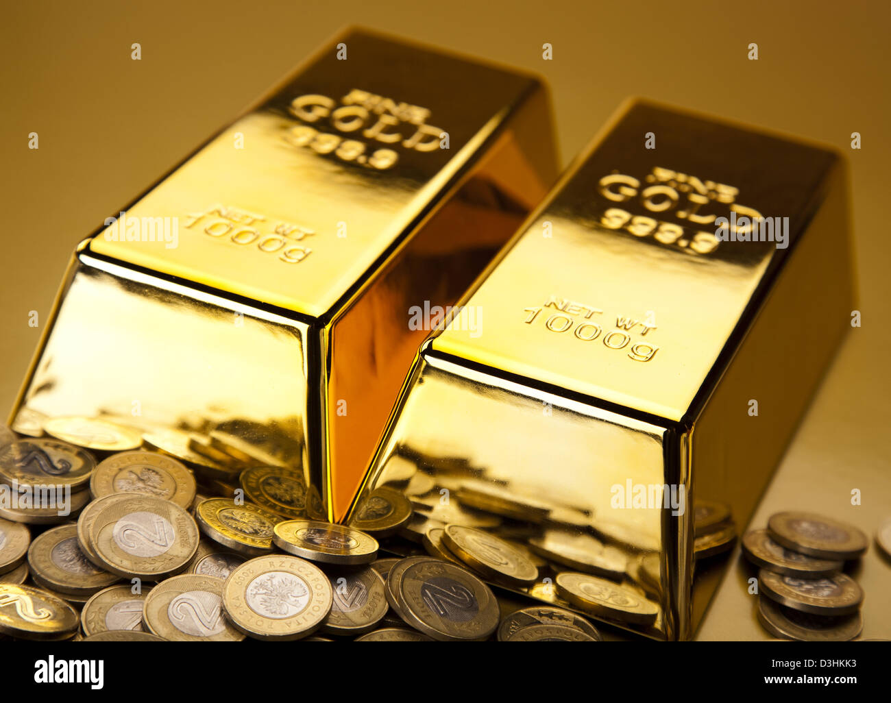 Золото станет деньгами. Слиток золота. Слиток золотой. Слитки золота и деньги. Золотые слитки и монеты.