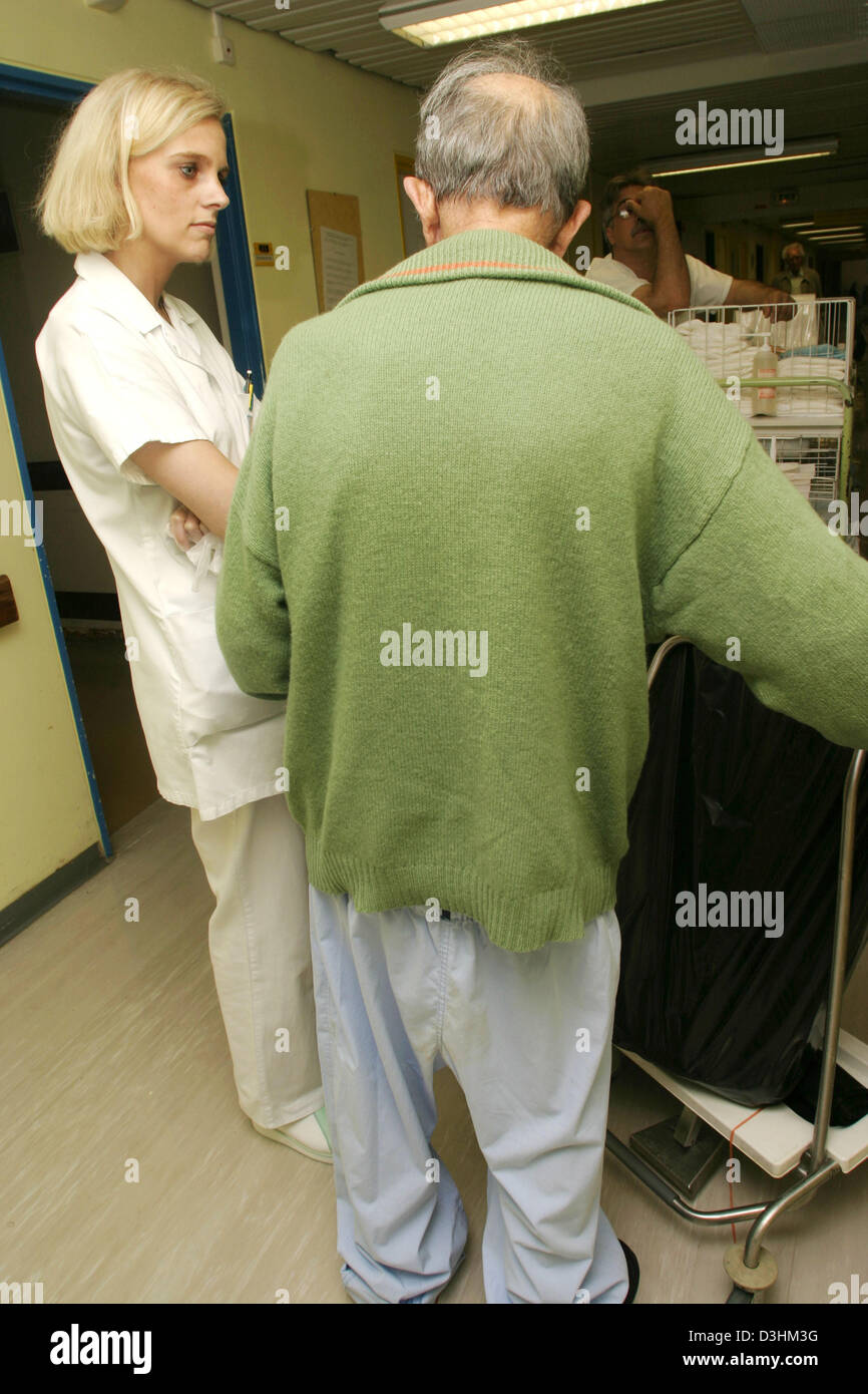 Male nurses aide hi-res stock photography and images - Alamy