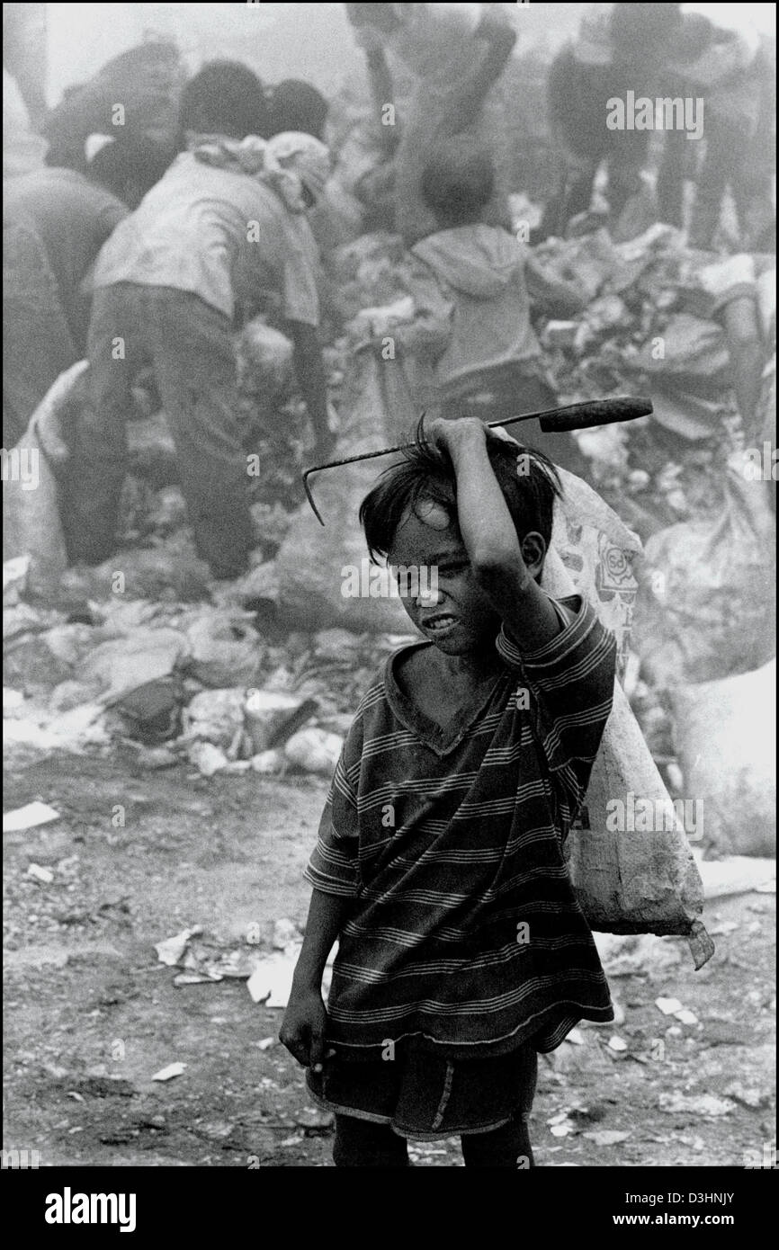 Philippines garbage children hi-res stock photography and images - Alamy