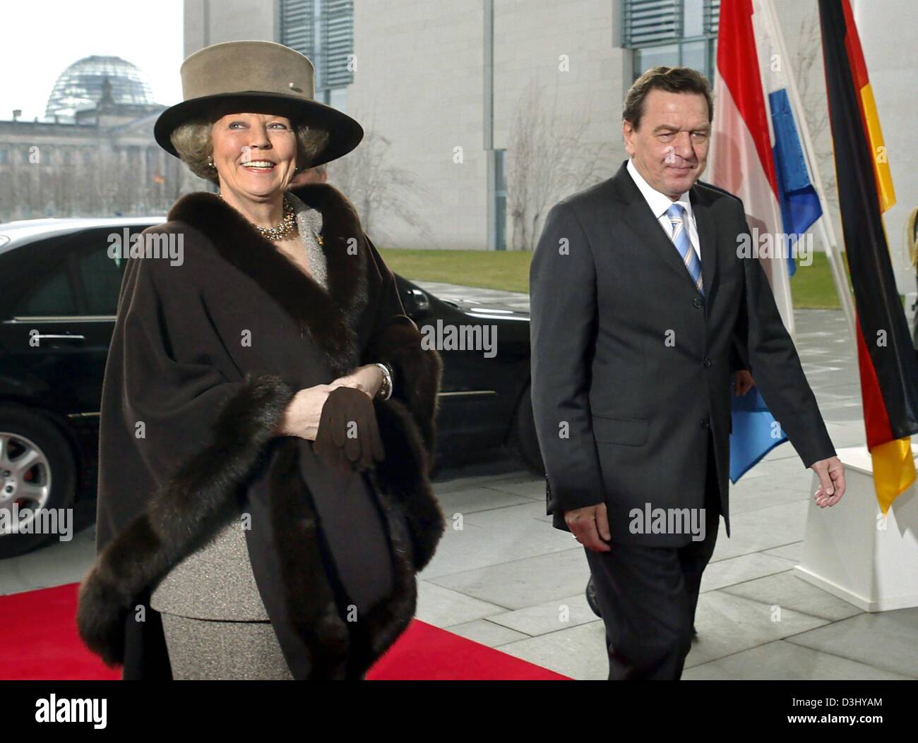 (dpa) German Chancellor Gerhard Schroeder receives Queen Beatrix of