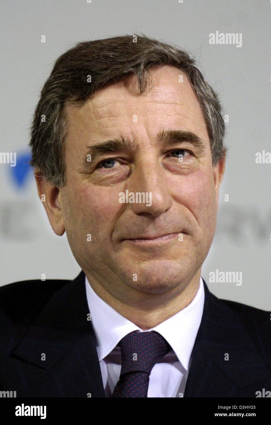 (dpa) - Harry Roels, chairman of German energy supplier RWE, smiles during the balance press conference in Essen, Germany, 26 February 2004. Stock Photo