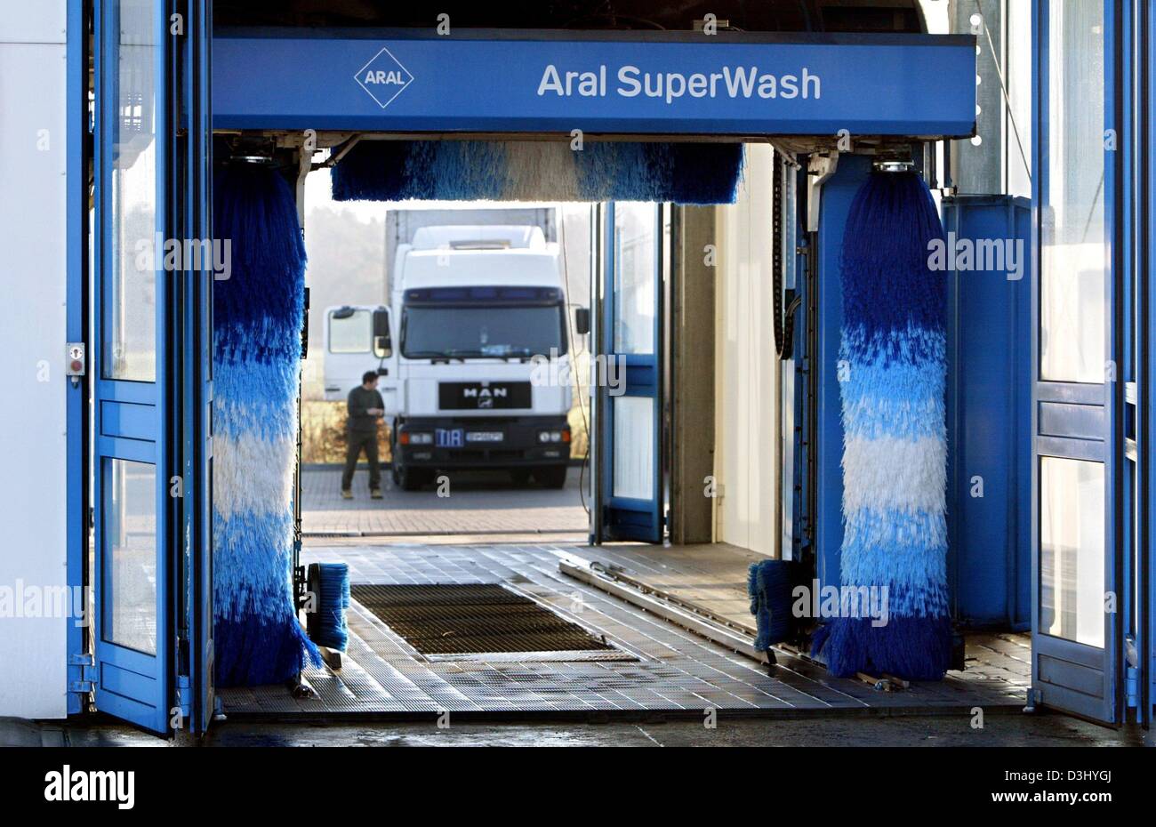 (dpa) A view of a lorry through the automated carwash installation