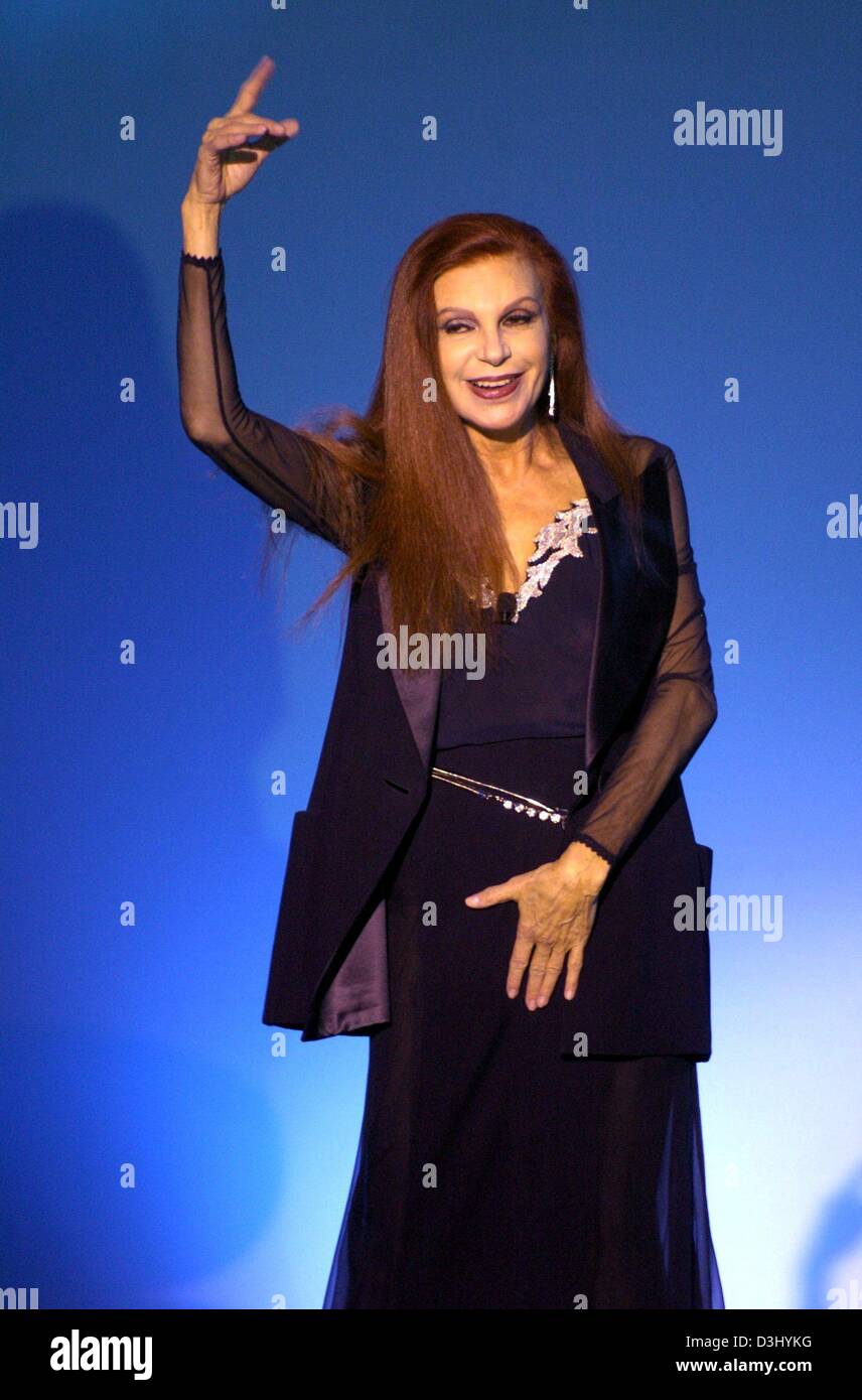 (dpa) - Italian singer Milva performs during the culture award show of the newspaper 'B.Z.' (Berliner Zeitung) in Berlin, 27 January 2004. Stock Photo