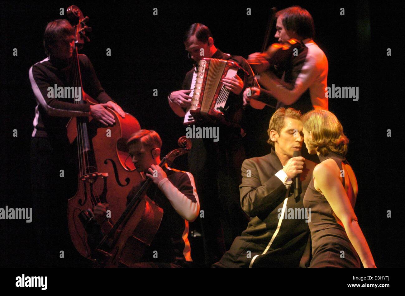 (dpa) - Wiebke Puls and Alexander Simon (front) perform during a rehearsal of the duett 'Mann trifft Frau' (man meets woman) at the Schauspielhaus theatre in Hamburg, 22 January 2004. The play comprises songs of Marvin Gaye, Bill Withers, Prince and Peter Gabriel. The play will premiere on 29 January 2004. Stock Photo