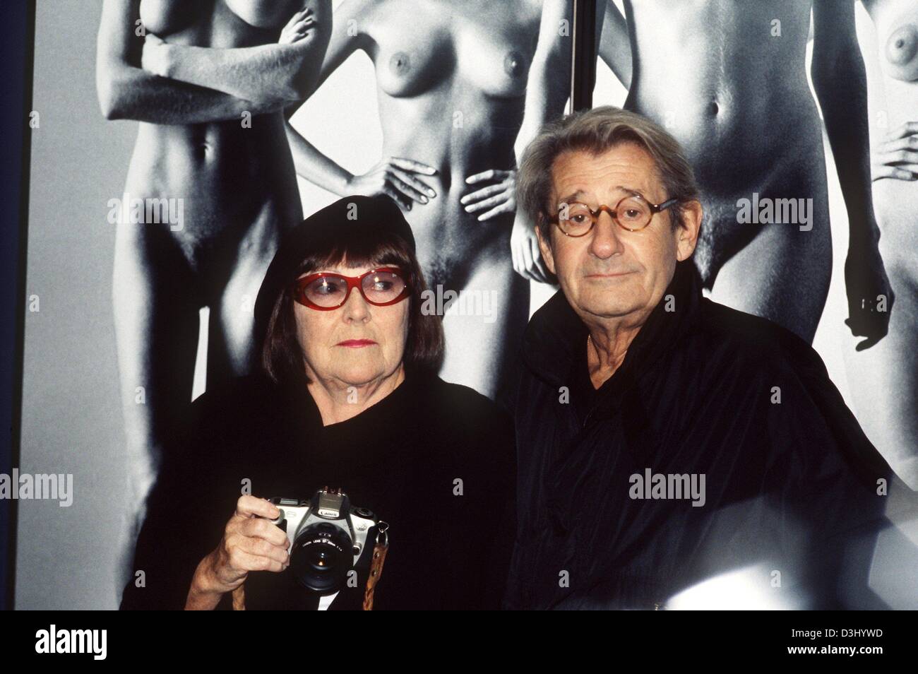 (dpa files) - Star photographer Helmut Newton stands next to his wife June in front of one of Newton's photographs during a retrospective exhibition in Berlin, 30 October 2000. 83-year-old Newton died after losing control of his car when leaving the car park at a hotel in Los Angeles on 23 January 2004, police said. Friends presume a possible heart attack.  Newton was a world famou Stock Photo