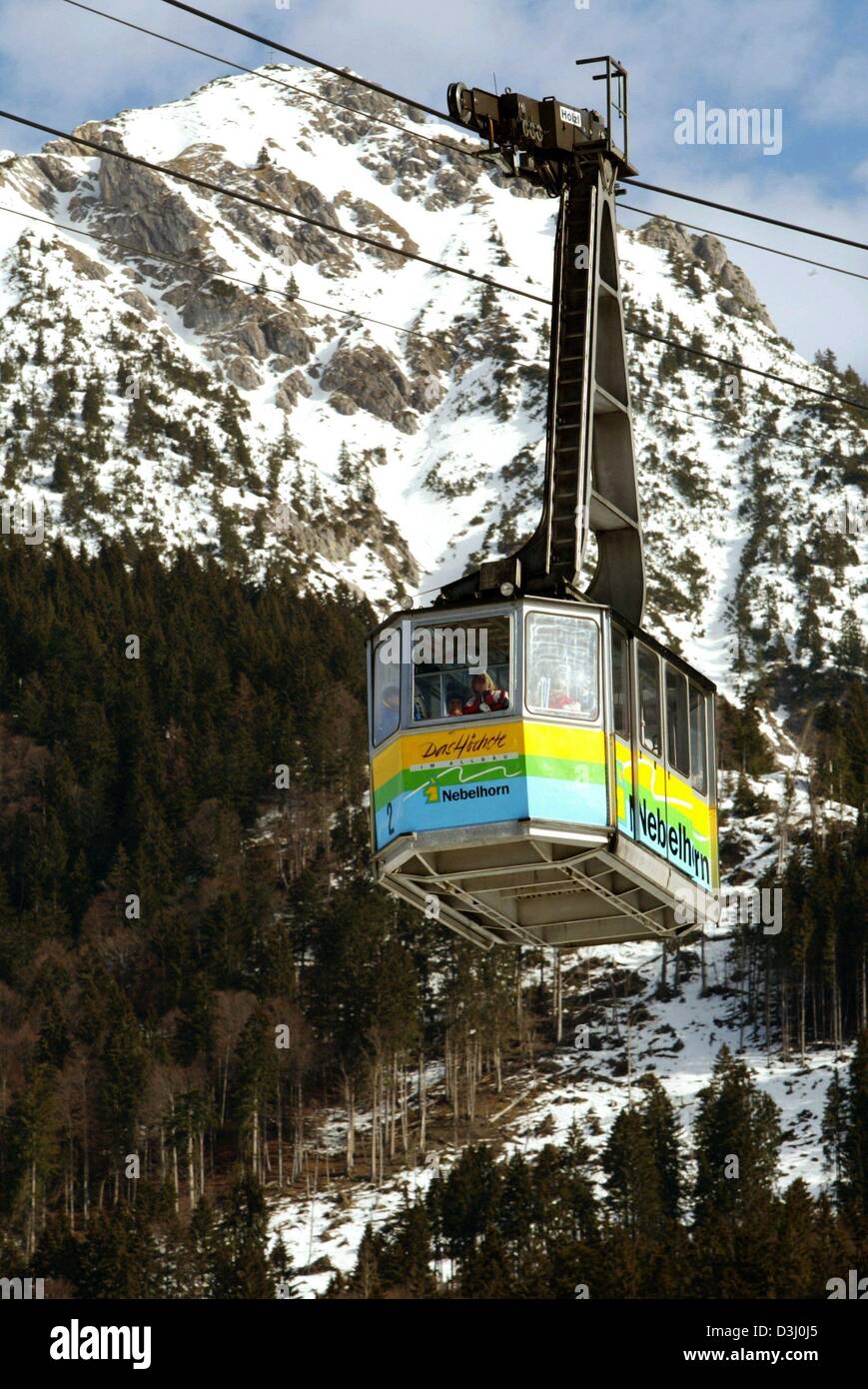 (dpa) - The cabin of a cable railway occupied by tourists moves slowly downhill from the 2,224 metres high peak of the Nebelhon mountain in Oberstdorf, Germany, 6 February 2004. Stock Photo