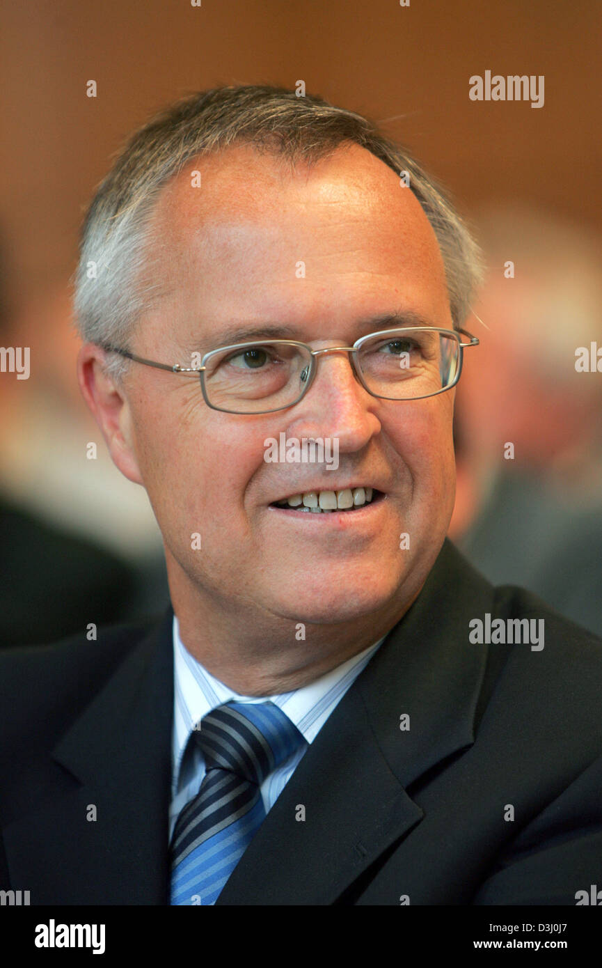 (dpa) - German Minister of Finance Hans Eichel (SPD), pictured during the inauguration of the new mayor of Kassel, Germany, 22 July 2005. Photo: Uwe Zucchi Stock Photo