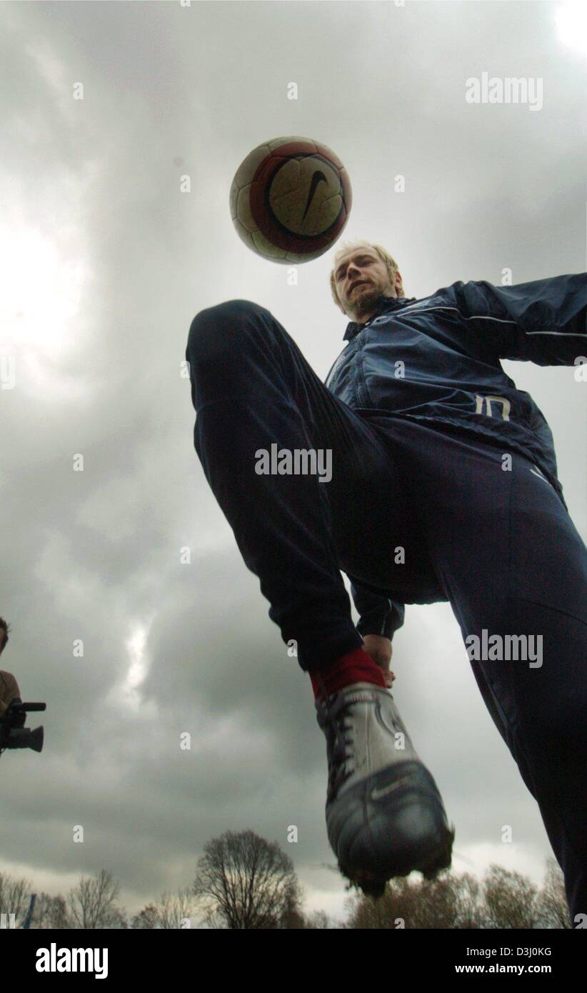 (dpa) - Hamburg's soccer player Sergej Barbarez balances a ball on his knees while testing new soccer shoes by Nike on the training grounds of the HSV Hamburg soccer club in Hamburg, Germany, 25 February 2004. The new shoe will come into action in the soccer game between HSV Hamburg and Hansa Rostock on 6 March 2004. Stock Photo
