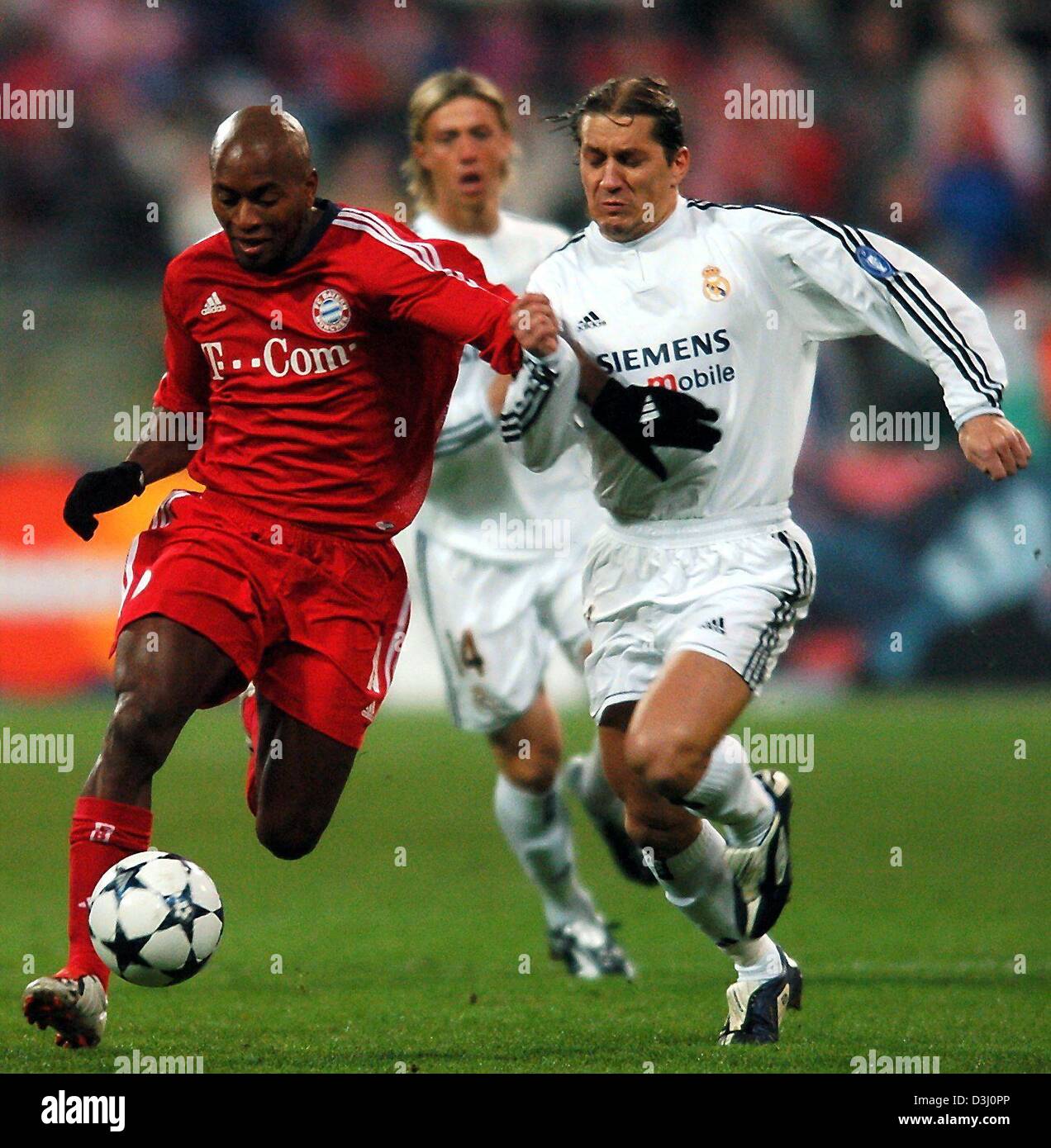 (dpa) Ze Roberto (left) of Bayern Munich runs with the ball as he is followed by Real Madrid player Michel Salgado during the Champions League match between FC Bayern Munich and Real Madrid in Munich on Tuesday, 24 February , 2004. Stock Photo
