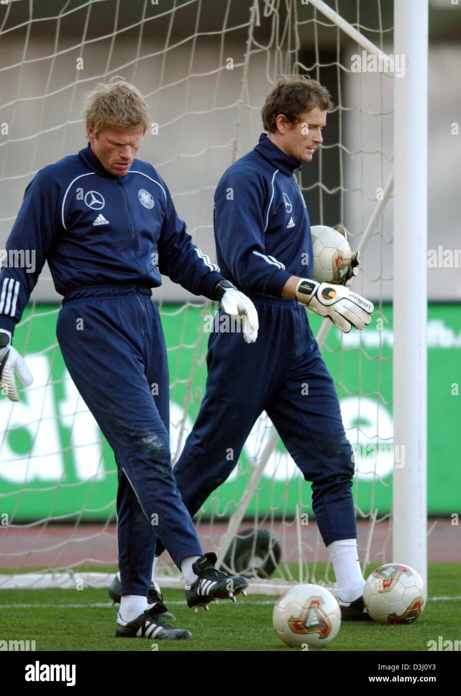 (dpa files) The goalie of the German national soccer team Oliver Kahn (left) and his colleague Jens Lehmann stand both in the goal during a training session of the German team on 10 February 2004 at the Son Moix-Stadium in Palma de Mallorca, Spain. Franz Beckenbauer, president of the organising commitee of the FIFA World Cup 2006 in Germany, asked Rudi Voeller, the coach of the Ger Stock Photo