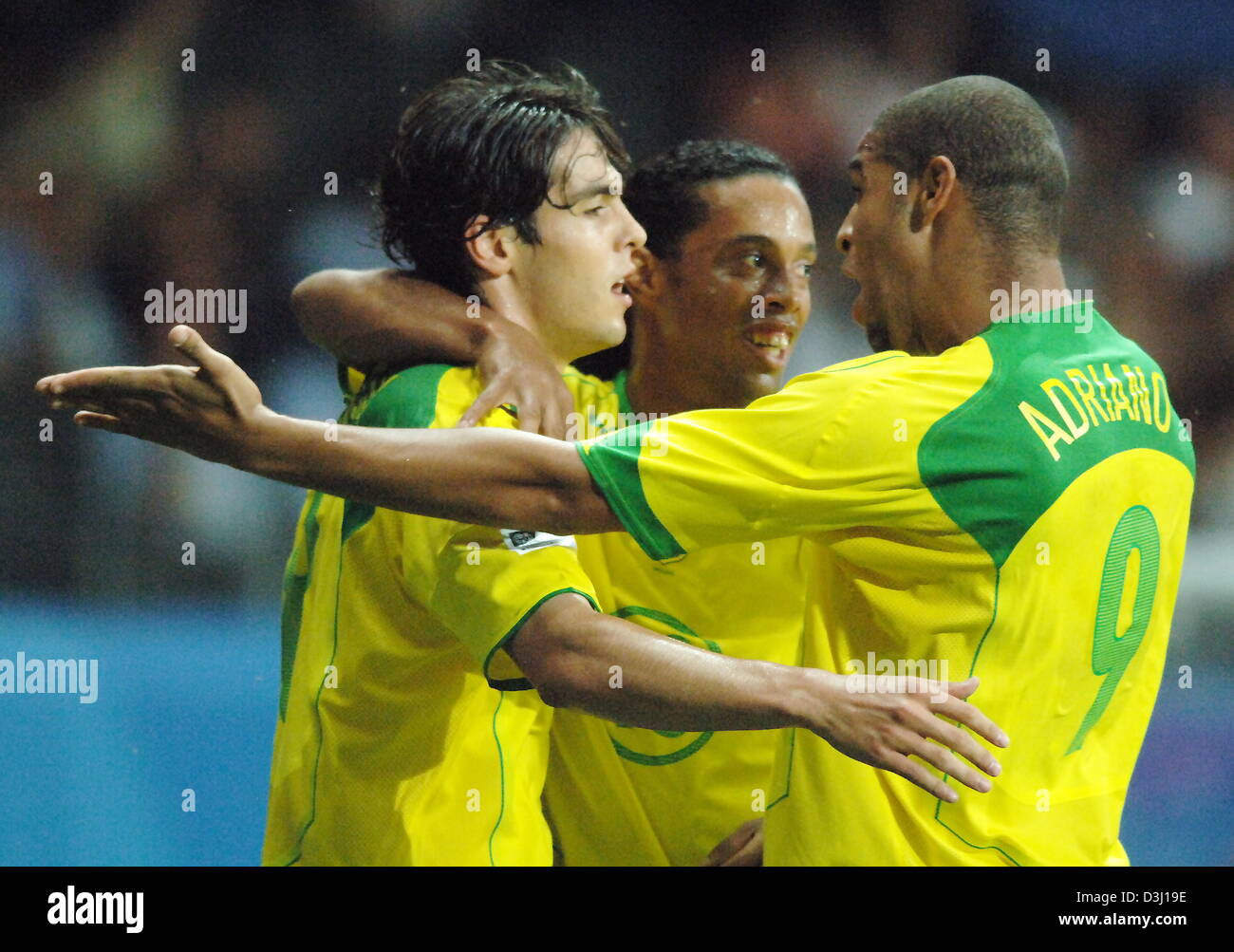 dpa) - The players of the Brazilian soccer team (front, L-R) Kaka, Ze  Roberto, Leo, Robinho, Cicinho and (back, L-R) Ronaldinho, Adriano,  Gilberto Silva, Juan, Marcos and Lucio prior to the group