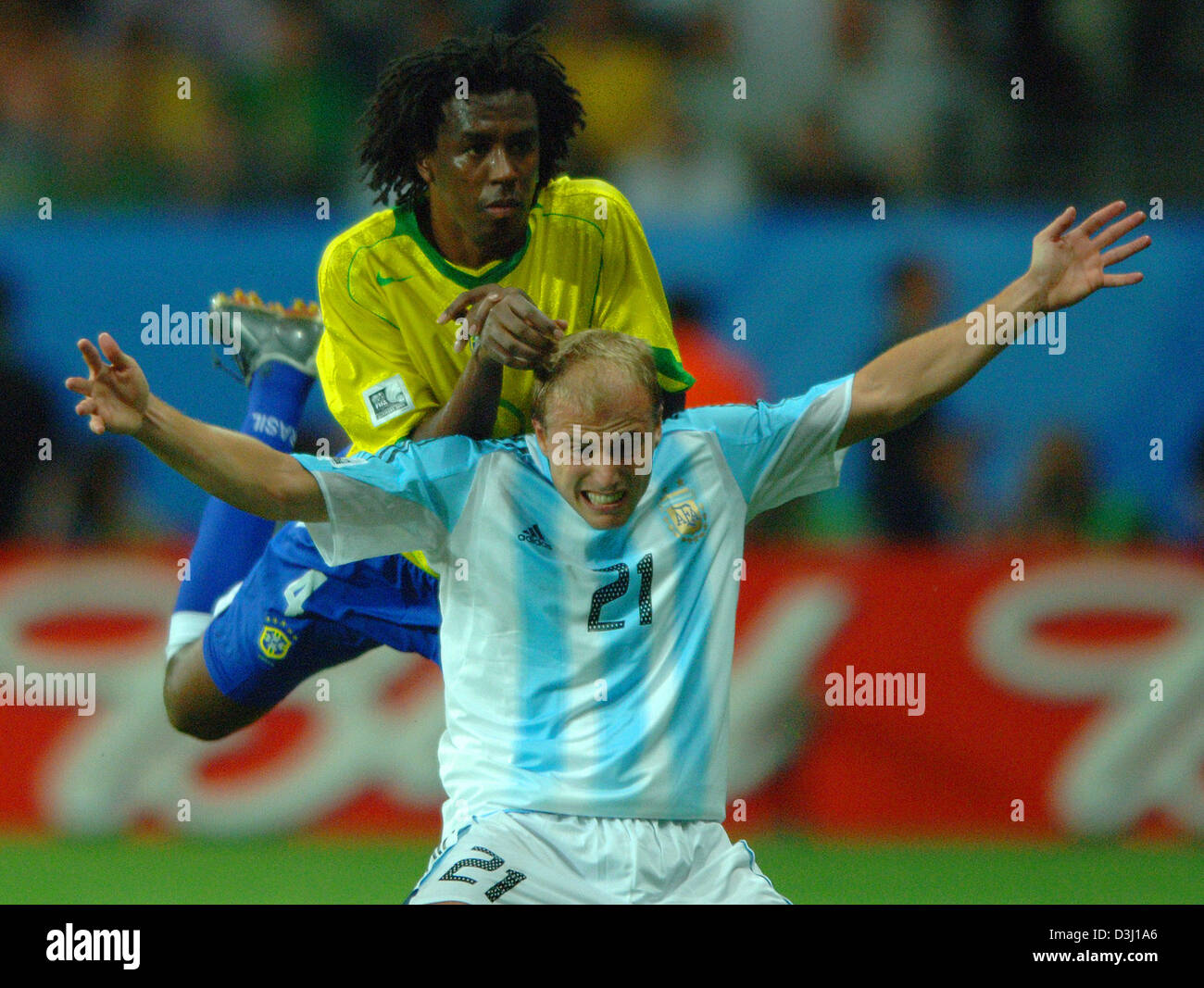 (dpa) - Brazilian soccer player Roque Junior (L) vies for the ball with Argentinian Luciano Figueroa during the finals of the Confederations Cup tournament inthe match Brazil vs Argentina in Frankfurt, Germany,  29 June  2005. (Eds: Internet use and mobile applications subject to FIFA's terms and conditions) Stock Photo
