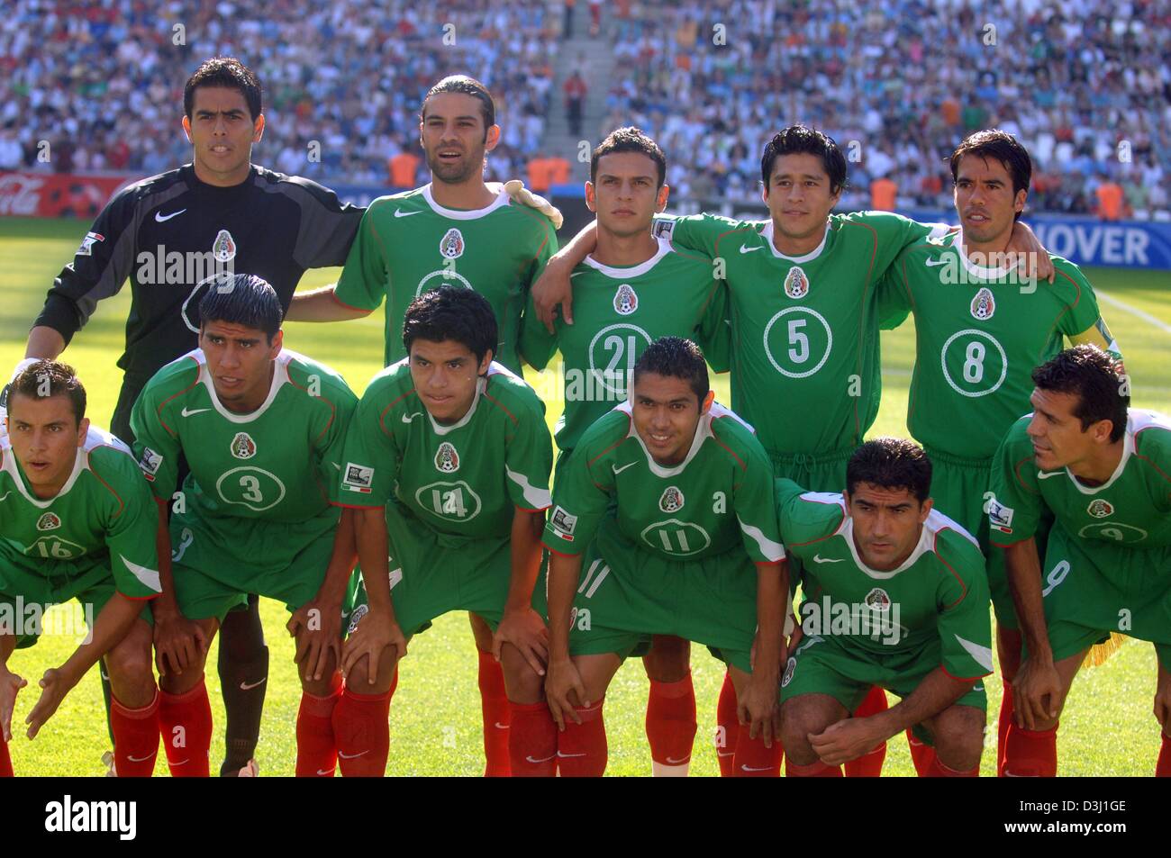 (dpa) - The picture shows the Mexican National soccer team prior to their semi-final match against Argentina at the FIFA Confederations Cup 2005 tournament in Hanover, Germany,  26 June 2005. In the front row stand Mario Mendez, Carlos Salcido, Gonzalo Pineda, Ramon Morales, Zinha, Jared Borgetti (L-R) and in the back Oswaldo Sanchez, Rafael Marquez, Jaime Lozano, Ricardo Osorio an Stock Photo