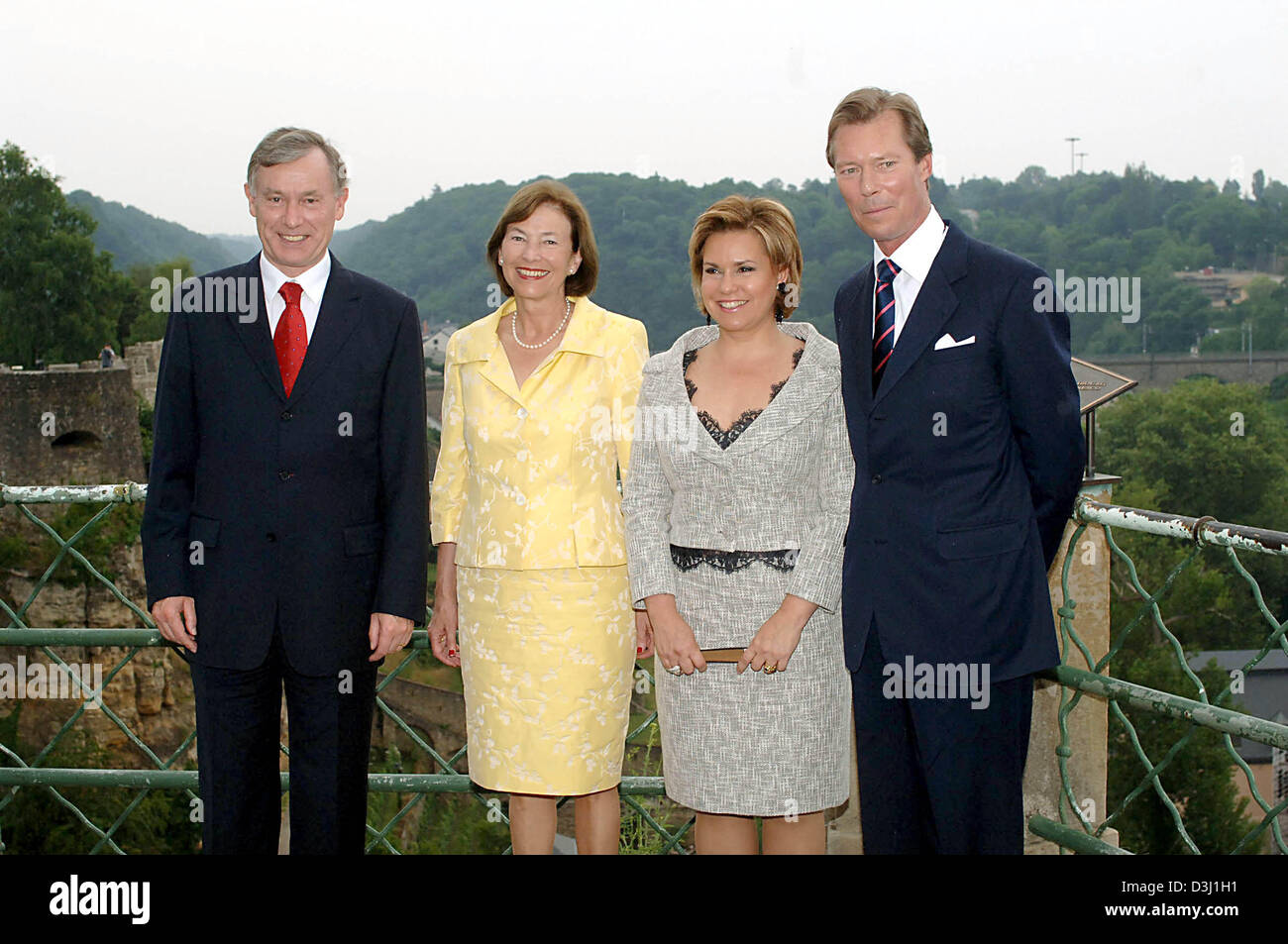 (dpa) - German President Horst Koehler (L) and his wife Eva Luise (2nd ...