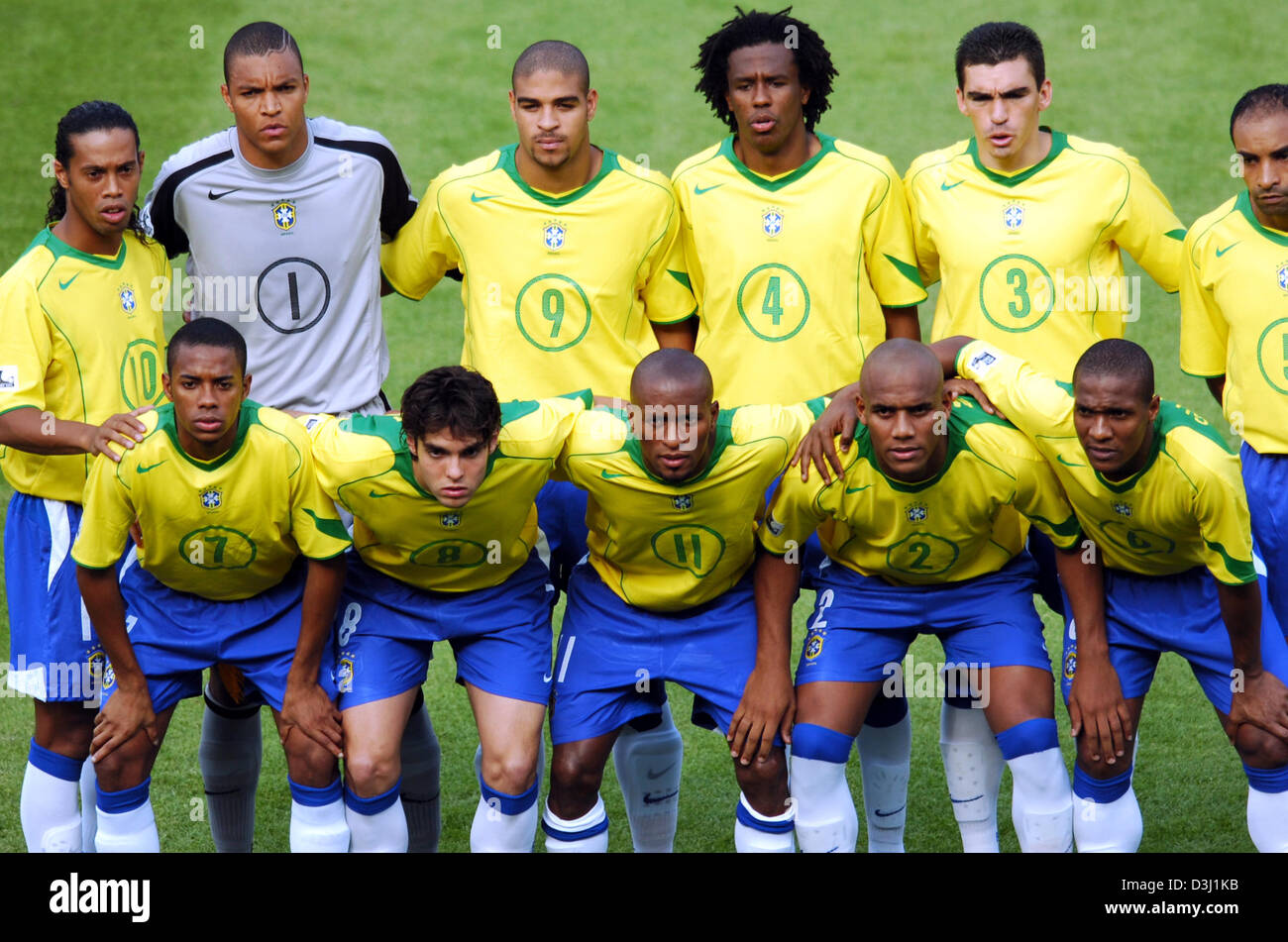 (dpa) The picture shows the Brazilian team prior to the semifinal of