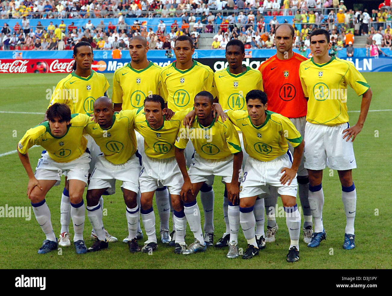 dpa) - The players of the Brazilian soccer team (front, L-R) Kaka, Ze  Roberto, Leo, Robinho, Cicinho and (back, L-R) Ronaldinho, Adriano,  Gilberto Silva, Juan, Marcos and Lucio prior to the group