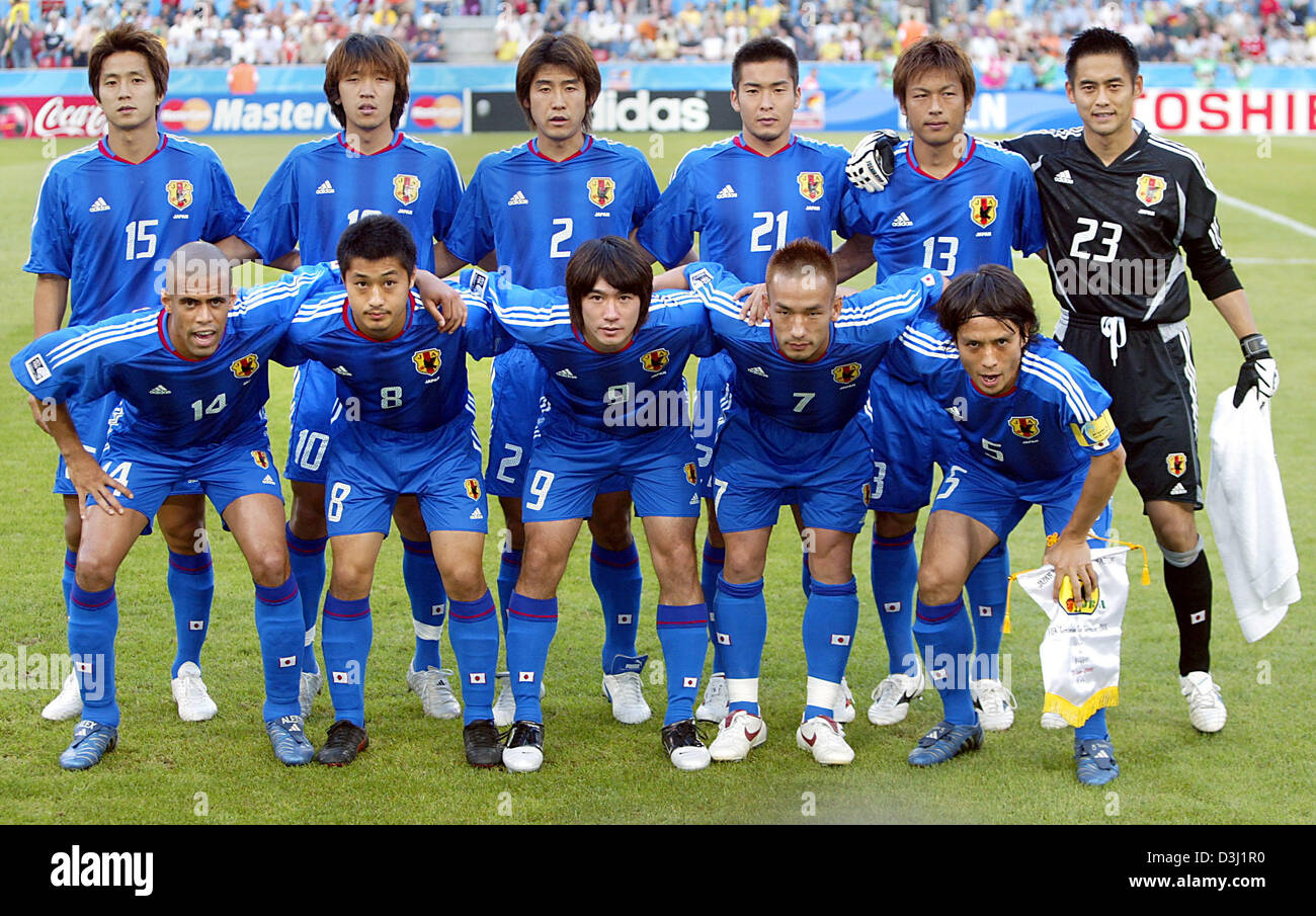 (dpa) - The players of the Japanese soccer team (front, L-R) Alessandro Santos, Mitsuo Ogasawara, Keiji Tamada, Hidetoshi Nakata, Tsuneyasu Miyamoto and (back, L-R) Takashi Fukunishi, Shunsuke Nakamura, Makoto Tanaka, Akira Kaji, Atsushi Yanagisawa and Yoshikatsu Kawaguchi prior to the group B match of the Confederations Cup tournament Japan vs Brazil in Cologne, Germany, 22 June 2 Stock Photo