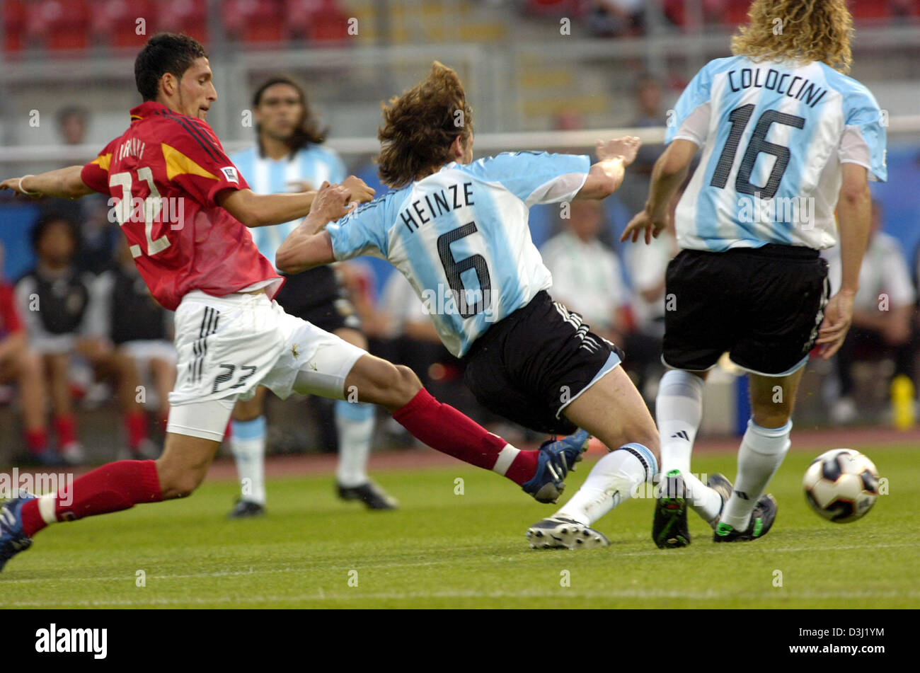 (dpa) - German soccer player Kevin Kuranyi (L) fights with Argentinian defender Gabriel Heinze (C) for the ball during their match at the FIFA Confederations Cup 2005 at the Franken-Stadium in Nuremberg, Germany, 21 June 2005. The match ended in a 2-2 draw. Stock Photo