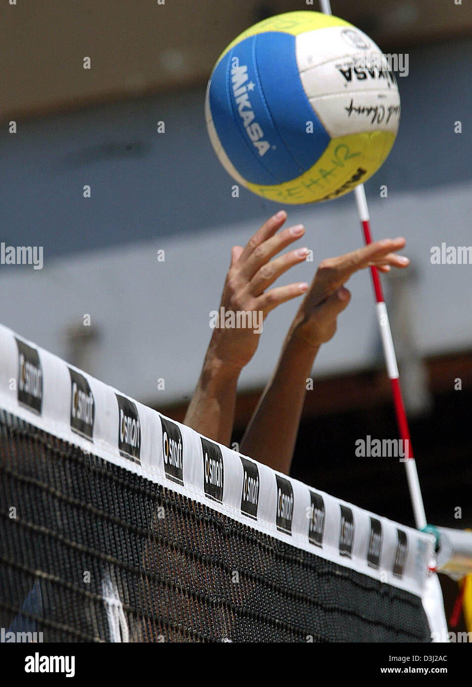 (dpa) - The picture shows a player's hand over the net of a volleyball field at the Schlossplatz in Berlin, Monday 20 June 2005. From Thursday 21th June to 26 June 2005 the best beach volleyball teams from all over the world will compete for the beach volleyball world champion titel on finest sand. Stock Photo